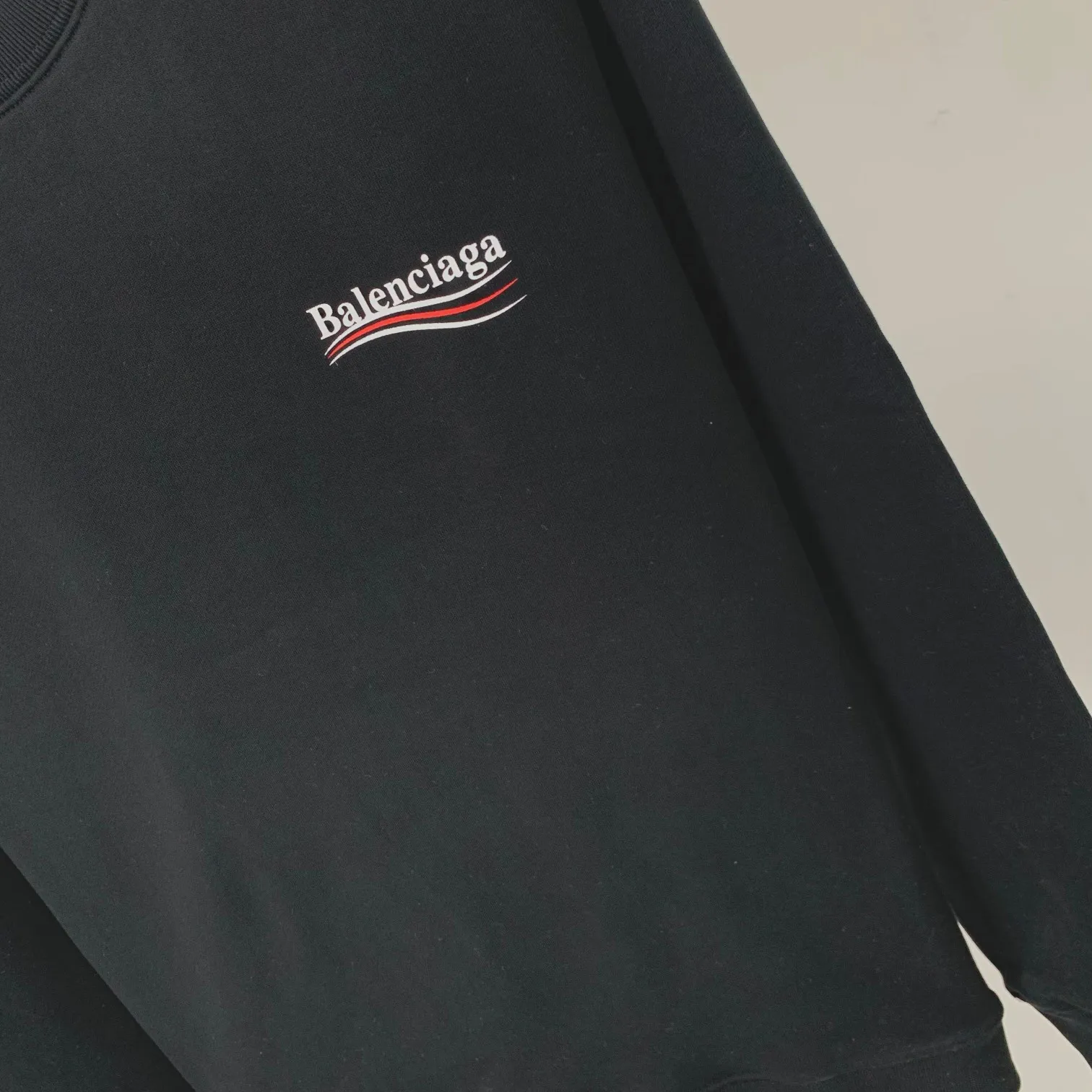 Spring and Autumn's top tested version of Balenciaga's classic Coke wave print round neck sweatshirt. ZP original version developed. 1:1 customized accessories. Packaging (including logo Sydney paper + new moderator mark + washing + hang tag). The entire sweatshirt is made of 460g pure cotton large terry, and the wet weight can reach 490, which is full of thickness. The printing uses the Israeli Kornit digital direct-injection process. The dye is added with 0.028 granular nano-plastics. When sprayed on the fabric, it has strong adhesion and is not afraid of strong washing and exposure (it is recommended to take care of the clothes), ensuring that the printing will not fall off after wearing. Customized washing, labeling, accessories, and hardware can reach professional standards. The threaded fabric of the whole garment comes from the same vat with 0 color difference. Color: Black Size: XS-L P:350
