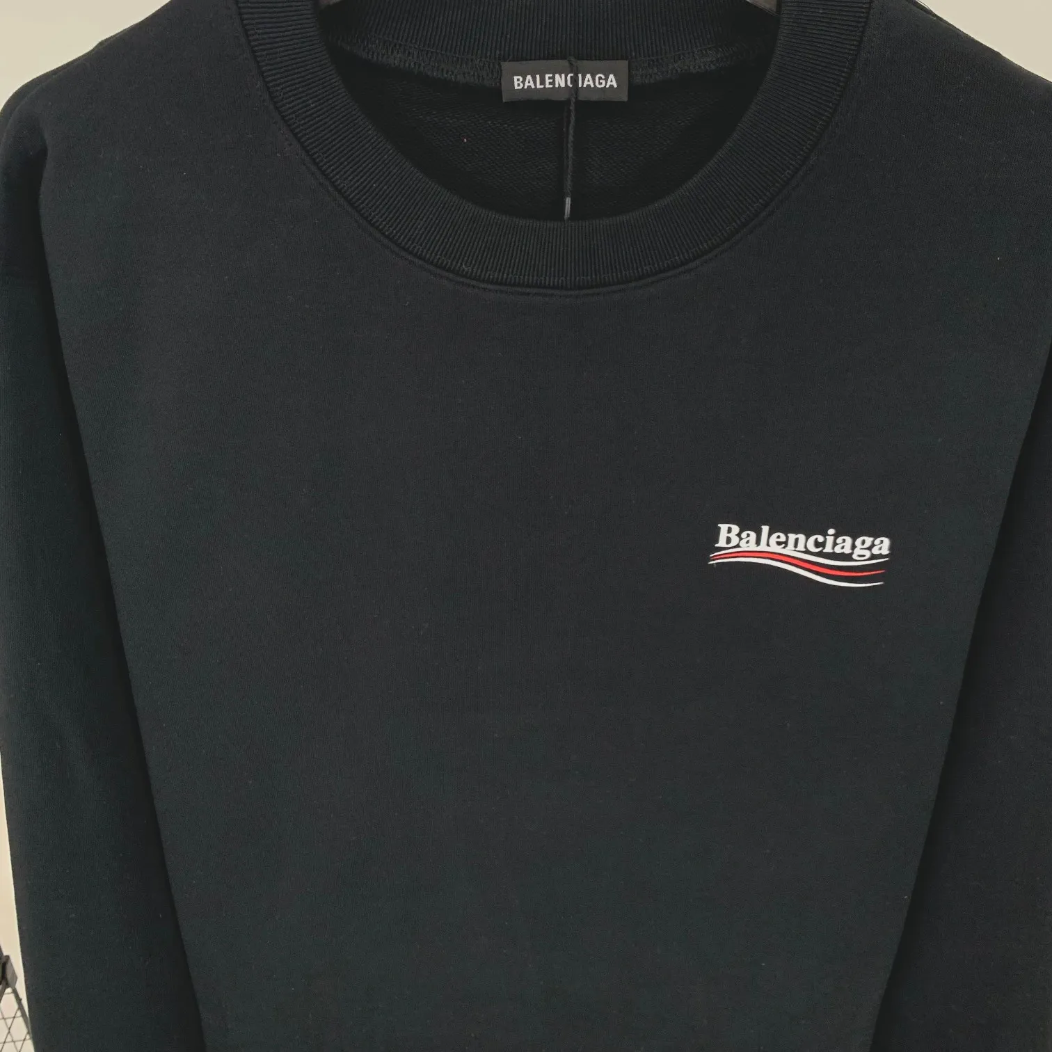 Spring and Autumn's top tested version of Balenciaga's classic Coke wave print round neck sweatshirt. ZP original version developed. 1:1 customized accessories. Packaging (including logo Sydney paper + new moderator mark + washing + hang tag). The entire sweatshirt is made of 460g pure cotton large terry, and the wet weight can reach 490, which is full of thickness. The printing uses the Israeli Kornit digital direct-injection process. The dye is added with 0.028 granular nano-plastics. When sprayed on the fabric, it has strong adhesion and is not afraid of strong washing and exposure (it is recommended to take care of the clothes), ensuring that the printing will not fall off after wearing. Customized washing, labeling, accessories, and hardware can reach professional standards. The threaded fabric of the whole garment comes from the same vat with 0 color difference. Color: Black Size: XS-L P:350