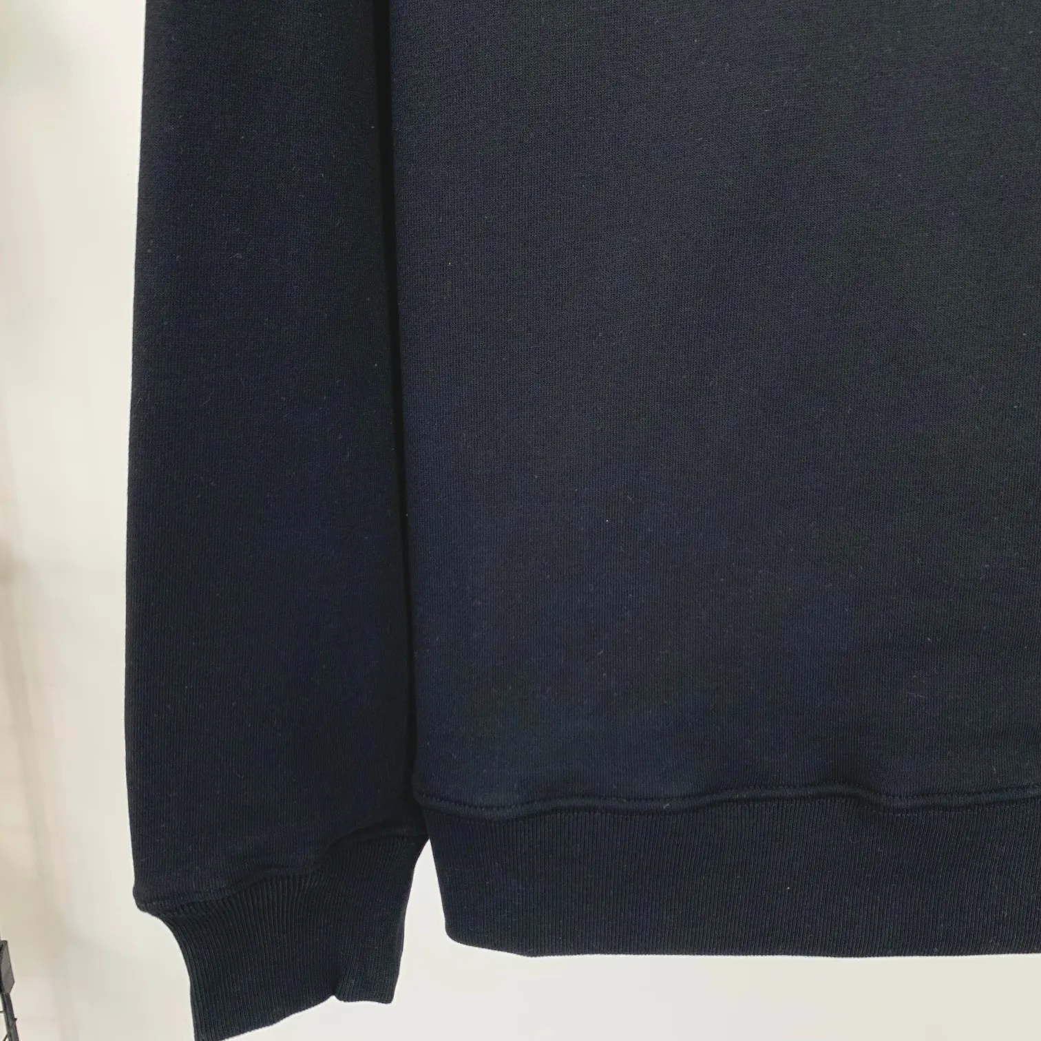 Spring and Autumn's top tested version of Balenciaga's classic Coke wave print round neck sweatshirt. ZP original version developed. 1:1 customized accessories. Packaging (including logo Sydney paper + new moderator mark + washing + hang tag). The entire sweatshirt is made of 460g pure cotton large terry, and the wet weight can reach 490, which is full of thickness. The printing uses the Israeli Kornit digital direct-injection process. The dye is added with 0.028 granular nano-plastics. When sprayed on the fabric, it has strong adhesion and is not afraid of strong washing and exposure (it is recommended to take care of the clothes), ensuring that the printing will not fall off after wearing. Customized washing, labeling, accessories, and hardware can reach professional standards. The threaded fabric of the whole garment comes from the same vat with 0 color difference. Color: Black Size: XS-L P:350