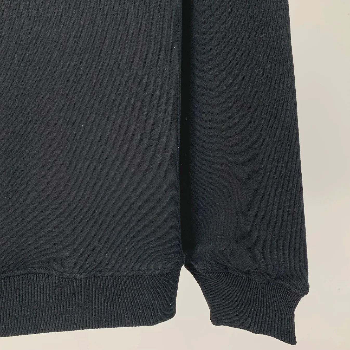 Spring and Autumn's top tested version of Balenciaga's classic Coke wave print round neck sweatshirt. ZP original version developed. 1:1 customized accessories. Packaging (including logo Sydney paper + new moderator mark + washing + hang tag). The entire sweatshirt is made of 460g pure cotton large terry, and the wet weight can reach 490, which is full of thickness. The printing uses the Israeli Kornit digital direct-injection process. The dye is added with 0.028 granular nano-plastics. When sprayed on the fabric, it has strong adhesion and is not afraid of strong washing and exposure (it is recommended to take care of the clothes), ensuring that the printing will not fall off after wearing. Customized washing, labeling, accessories, and hardware can reach professional standards. The threaded fabric of the whole garment comes from the same vat with 0 color difference. Color: Black Size: XS-L P:350