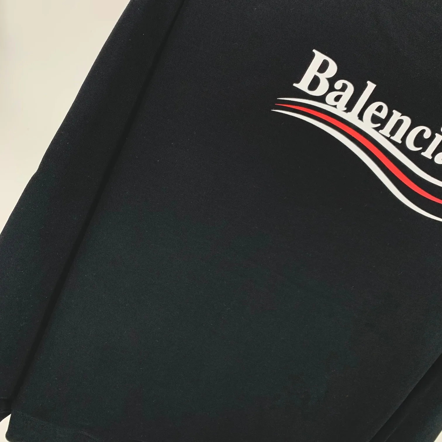 Spring and Autumn's top tested version of Balenciaga's classic Coke wave print round neck sweatshirt. ZP original version developed. 1:1 customized accessories. Packaging (including logo Sydney paper + new moderator mark + washing + hang tag). The entire sweatshirt is made of 460g pure cotton large terry, and the wet weight can reach 490, which is full of thickness. The printing uses the Israeli Kornit digital direct-injection process. The dye is added with 0.028 granular nano-plastics. When sprayed on the fabric, it has strong adhesion and is not afraid of strong washing and exposure (it is recommended to take care of the clothes), ensuring that the printing will not fall off after wearing. Customized washing, labeling, accessories, and hardware can reach professional standards. The threaded fabric of the whole garment comes from the same vat with 0 color difference. Color: Black Size: XS-L P:350