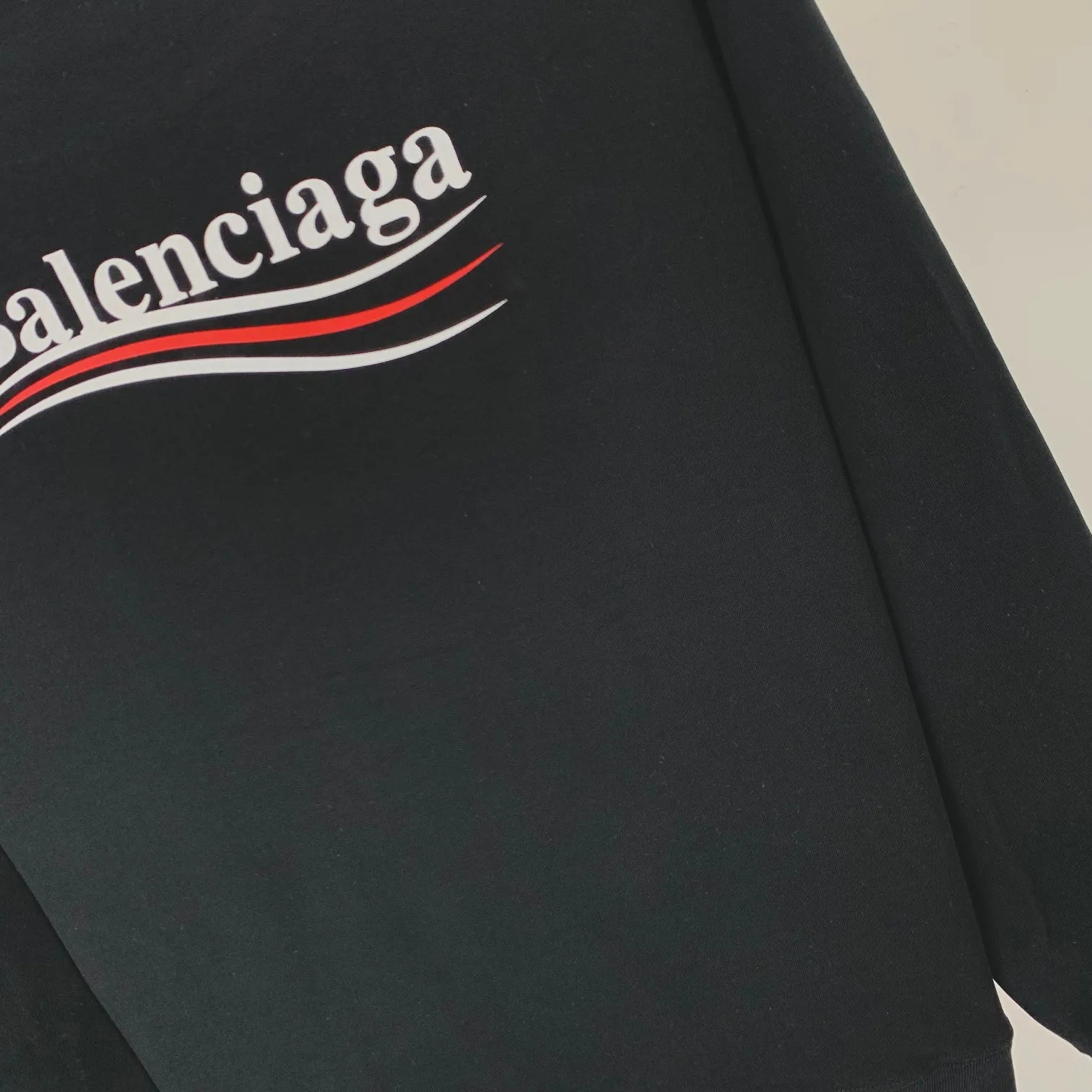 Spring and Autumn's top tested version of Balenciaga's classic Coke wave print round neck sweatshirt. ZP original version developed. 1:1 customized accessories. Packaging (including logo Sydney paper + new moderator mark + washing + hang tag). The entire sweatshirt is made of 460g pure cotton large terry, and the wet weight can reach 490, which is full of thickness. The printing uses the Israeli Kornit digital direct-injection process. The dye is added with 0.028 granular nano-plastics. When sprayed on the fabric, it has strong adhesion and is not afraid of strong washing and exposure (it is recommended to take care of the clothes), ensuring that the printing will not fall off after wearing. Customized washing, labeling, accessories, and hardware can reach professional standards. The threaded fabric of the whole garment comes from the same vat with 0 color difference. Color: Black Size: XS-L P:350