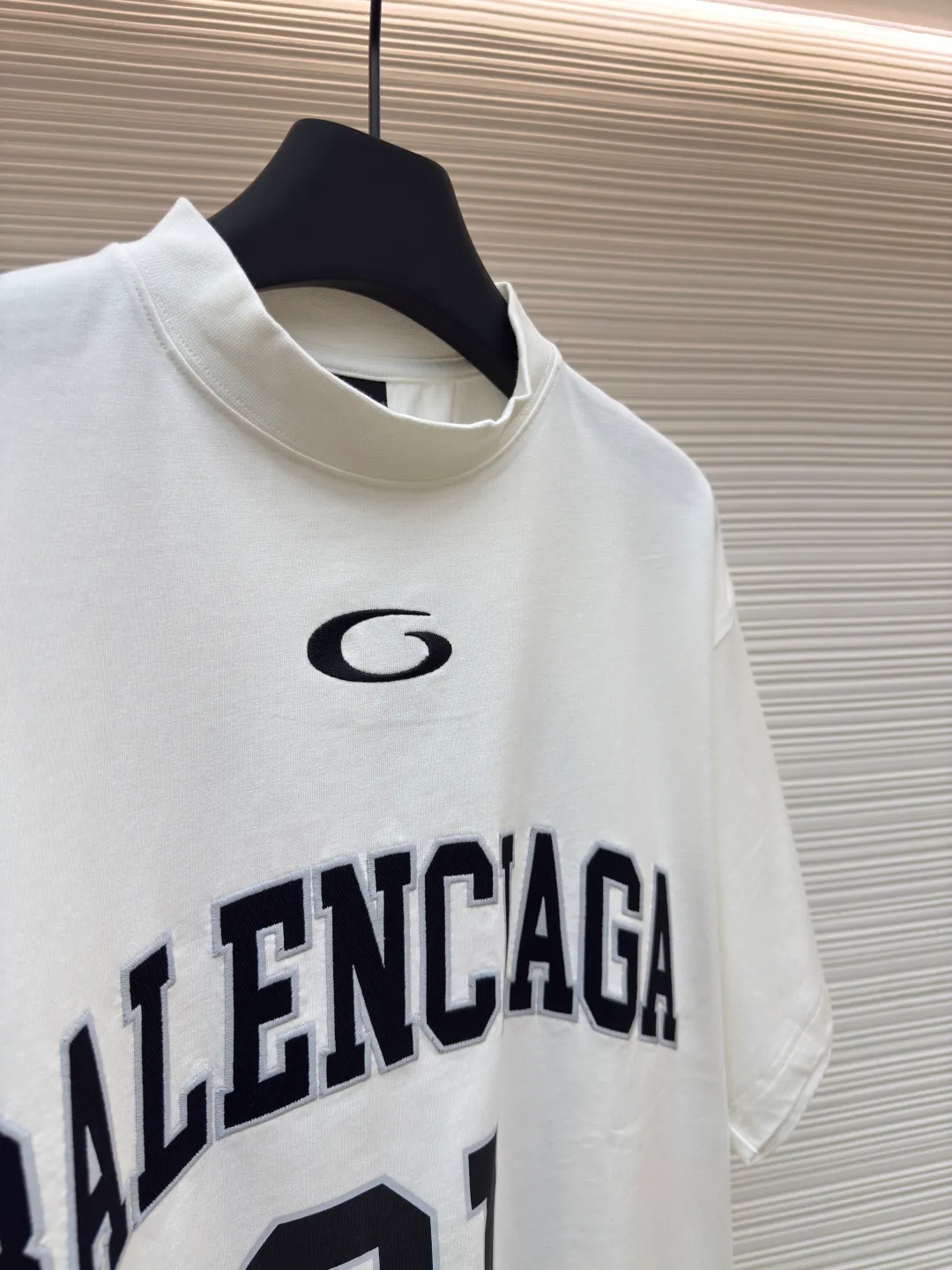 Balenciaga No. 1 jersey embroidered T-shirt ●Authentic product: 7000 purchased and developed ●Item number: 1680062-A35 ●Fabric: combed cotton plain fabric ●Technology: embroidery production ●Version: loose fit ●Weight: about 360 grams ●Size: XS-S-M-L ●Description: The fabric is made of 16s single-yarn combed cotton plain weave, with matching 1*1 horizontal machine-woven ribbing of this fabric color. The front and back panels are printed with elliptical machine screen paste, the front panel is embroidered with a domestic high-speed embroidery machine, laser burnt letter patch, 7s*7s twill contrasting color fastness 100% cotton, and the hem is a flat car color-blocked jacquard woven label. The woven label is made of white fine silk material imported from Japan. The overall wiring is straight and delicate, the fabric is comfortable and soft, and the color is consistent without color difference. It can be matched with the same style to create a fashionable look and control various occasions. Customized accessories, complete with three standards, same style for men and women!