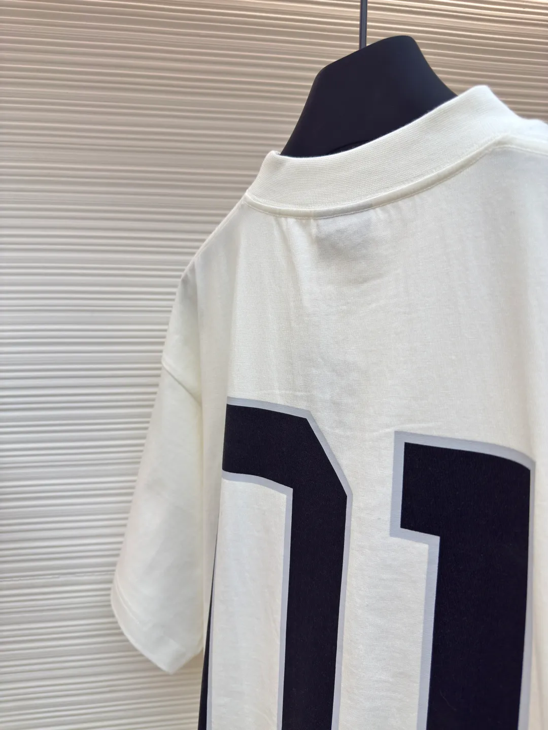 Balenciaga No. 1 jersey embroidered T-shirt ●Authentic product: 7000 purchased and developed ●Item number: 1680062-A35 ●Fabric: combed cotton plain fabric ●Technology: embroidery production ●Version: loose fit ●Weight: about 360 grams ●Size: XS-S-M-L ●Description: The fabric is made of 16s single-yarn combed cotton plain weave, with matching 1*1 horizontal machine-woven ribbing of this fabric color. The front and back panels are printed with elliptical machine screen paste, the front panel is embroidered with a domestic high-speed embroidery machine, laser burnt letter patch, 7s*7s twill contrasting color fastness 100% cotton, and the hem is a flat car color-blocked jacquard woven label. The woven label is made of white fine silk material imported from Japan. The overall wiring is straight and delicate, the fabric is comfortable and soft, and the color is consistent without color difference. It can be matched with the same style to create a fashionable look and control various occasions. Customized accessories, complete with three standards, same style for men and women!