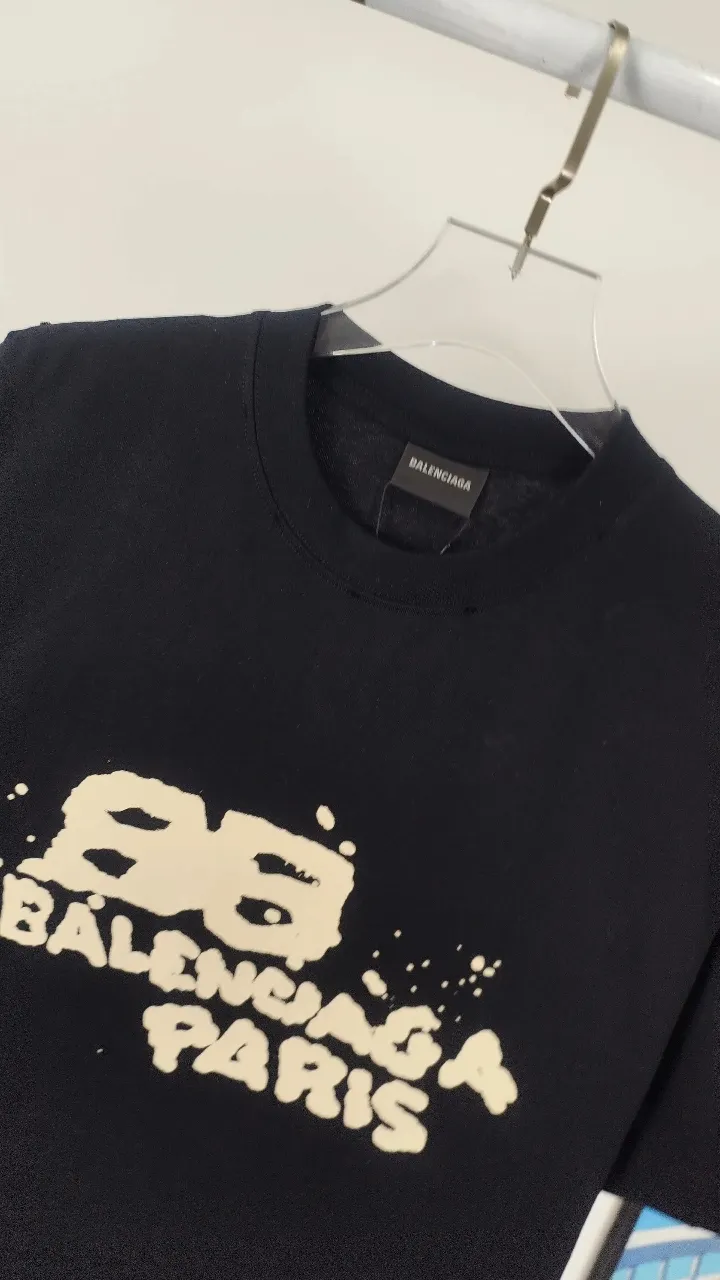 Frontal real-shot video————The top tested version of BALENCIAGA 23SS with graffiti letters for male and female couples stars. The same style pure cotton loose short-sleeved T-shirt. Super iconic colorful brand logo printed pattern. It is fresh and comfortable to match with sports shoes. Suitable for shopping and dating. When layered with bottoming, it will look like a blogger. Low-key and tasteful. Original fabric 280G, double-ply double yarn pure cotton fabric! Threads are custom-woven and dyed, no color difference, no pressure in and out of the counter, through-the-shoulder strapping process, increased washing life of clothes, no deformation, high-version digital printing process, no fading, bright colors, the same style as Internet celebrity stars, regardless of age, body shape, gender, super eye-catching, extremely fashionable, very comfortable to the touch, super texture, fashionable and individual, super versatile and good-looking, a must-have, better for couples Customized collar labels are washed, 100% different from fake versions on the market!  Color: Pink White Black Charcoal Gray Size: XS-L P:260