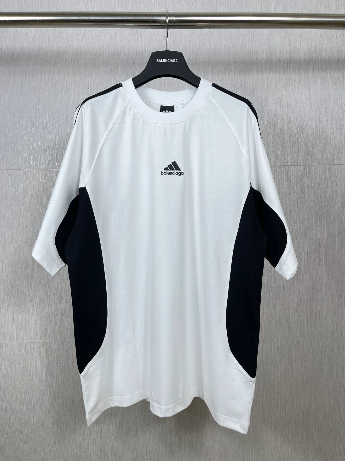 🅿️200 Real photos [Top version. Official website quality] BALENCI*GA/Paris co-branded Adidas Adidas clover three-stripe LOGO embroidered side contrasting short-sleeved T-shirt# The fabric is made of Paris ZP custom-woven and dyed cotton double yarn. Weighing 260 grams, the cloth surface is clean. The cloth pattern is clear, soft and comfortable. The threads are dyed with no color difference. The classic pattern embroidery uses imported embroidery, and the letters are clear, three-dimensional and without rough edges. Jubie market produces pictures based on pictures. Welcome to compare. The version adopts OS loose shoulder version. Same style for men and women. Code: BL223082 Color: black, white, navy size: XS to L