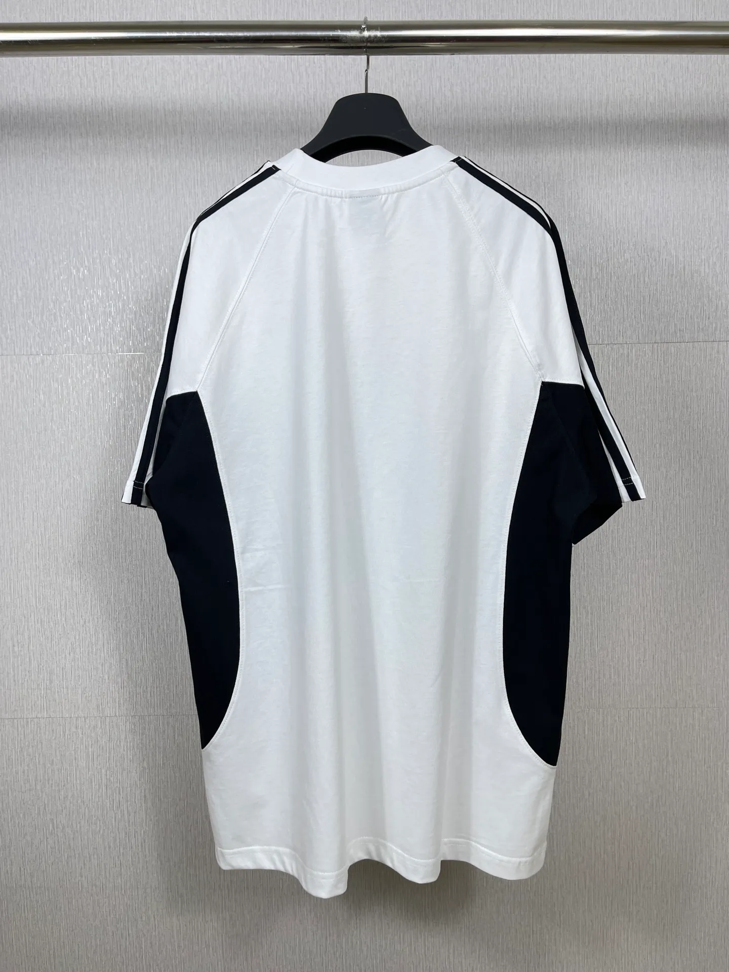 🅿️200 Real photos [Top version. Official website quality] BALENCI*GA/Paris co-branded Adidas Adidas clover three-stripe LOGO embroidered side contrasting short-sleeved T-shirt# The fabric is made of Paris ZP custom-woven and dyed cotton double yarn. Weighing 260 grams, the cloth surface is clean. The cloth pattern is clear, soft and comfortable. The threads are dyed with no color difference. The classic pattern embroidery uses imported embroidery, and the letters are clear, three-dimensional and without rough edges. Jubie market produces pictures based on pictures. Welcome to compare. The version adopts OS loose shoulder version. Same style for men and women. Code: BL223082 Color: black, white, navy size: XS to L