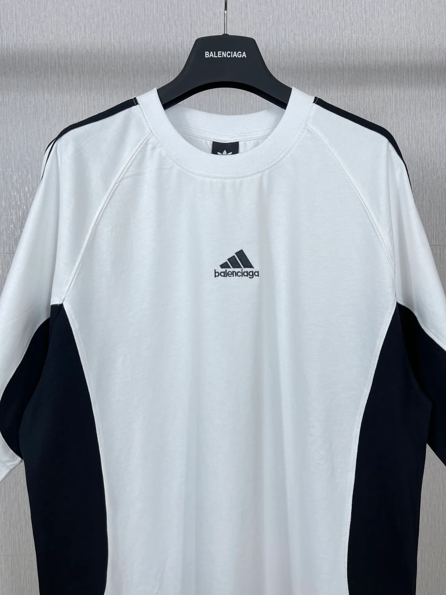 🅿️200 Real photos [Top version. Official website quality] BALENCI*GA/Paris co-branded Adidas Adidas clover three-stripe LOGO embroidered side contrasting short-sleeved T-shirt# The fabric is made of Paris ZP custom-woven and dyed cotton double yarn. Weighing 260 grams, the cloth surface is clean. The cloth pattern is clear, soft and comfortable. The threads are dyed with no color difference. The classic pattern embroidery uses imported embroidery, and the letters are clear, three-dimensional and without rough edges. Jubie market produces pictures based on pictures. Welcome to compare. The version adopts OS loose shoulder version. Same style for men and women. Code: BL223082 Color: black, white, navy size: XS to L