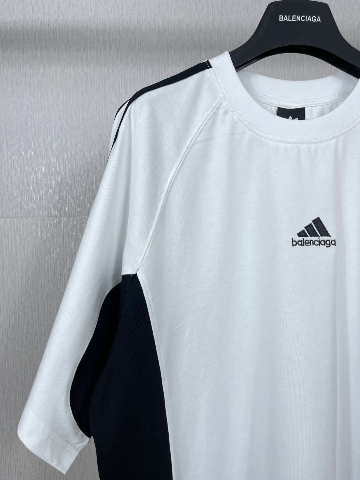 🅿️200 Real photos [Top version. Official website quality] BALENCI*GA/Paris co-branded Adidas Adidas clover three-stripe LOGO embroidered side contrasting short-sleeved T-shirt# The fabric is made of Paris ZP custom-woven and dyed cotton double yarn. Weighing 260 grams, the cloth surface is clean. The cloth pattern is clear, soft and comfortable. The threads are dyed with no color difference. The classic pattern embroidery uses imported embroidery, and the letters are clear, three-dimensional and without rough edges. Jubie market produces pictures based on pictures. Welcome to compare. The version adopts OS loose shoulder version. Same style for men and women. Code: BL223082 Color: black, white, navy size: XS to L