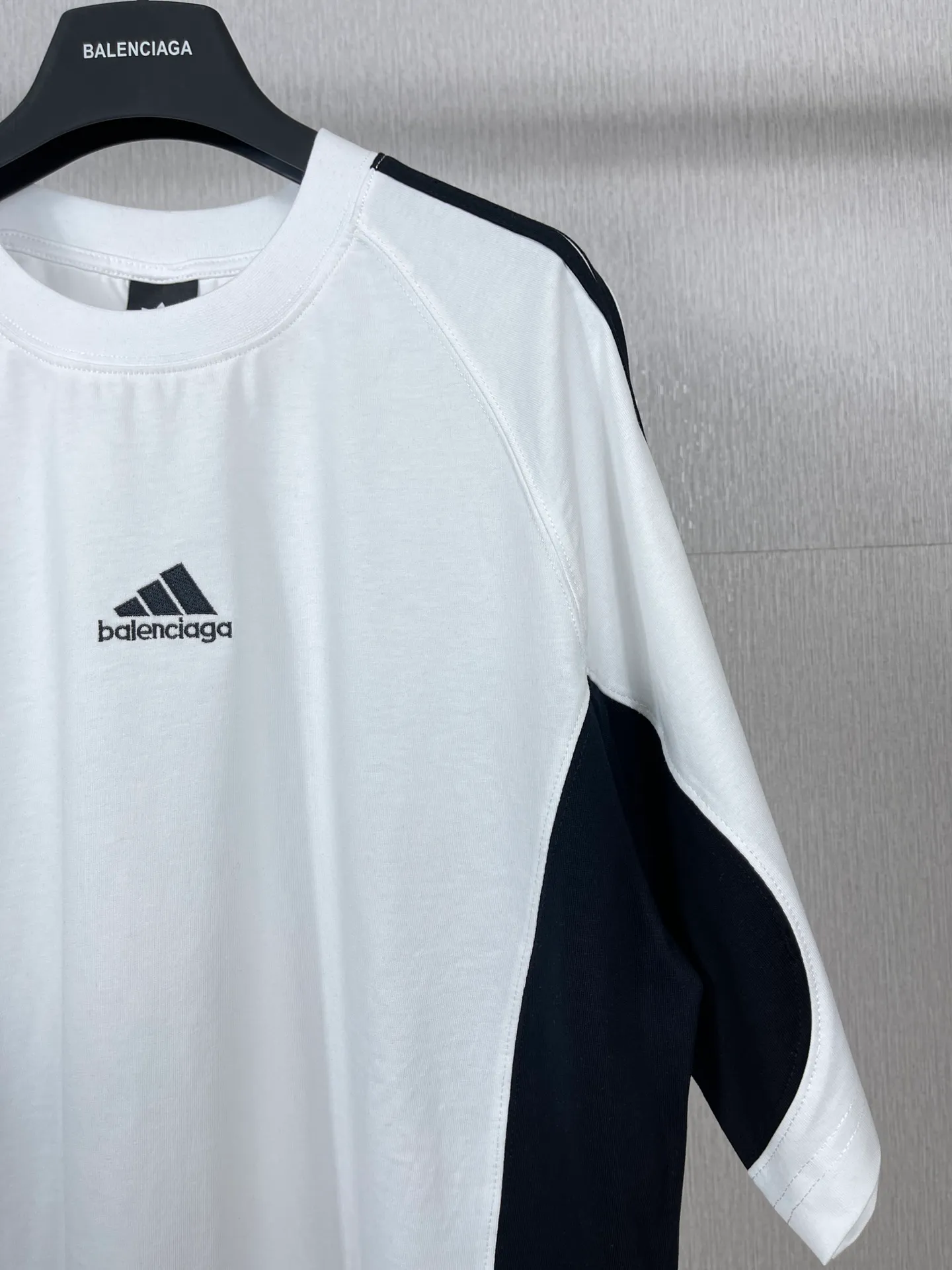 🅿️200 Real photos [Top version. Official website quality] BALENCI*GA/Paris co-branded Adidas Adidas clover three-stripe LOGO embroidered side contrasting short-sleeved T-shirt# The fabric is made of Paris ZP custom-woven and dyed cotton double yarn. Weighing 260 grams, the cloth surface is clean. The cloth pattern is clear, soft and comfortable. The threads are dyed with no color difference. The classic pattern embroidery uses imported embroidery, and the letters are clear, three-dimensional and without rough edges. Jubie market produces pictures based on pictures. Welcome to compare. The version adopts OS loose shoulder version. Same style for men and women. Code: BL223082 Color: black, white, navy size: XS to L