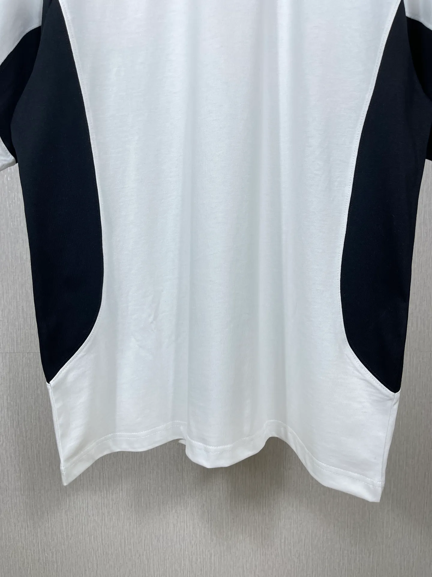 🅿️200 Real photos [Top version. Official website quality] BALENCI*GA/Paris co-branded Adidas Adidas clover three-stripe LOGO embroidered side contrasting short-sleeved T-shirt# The fabric is made of Paris ZP custom-woven and dyed cotton double yarn. Weighing 260 grams, the cloth surface is clean. The cloth pattern is clear, soft and comfortable. The threads are dyed with no color difference. The classic pattern embroidery uses imported embroidery, and the letters are clear, three-dimensional and without rough edges. Jubie market produces pictures based on pictures. Welcome to compare. The version adopts OS loose shoulder version. Same style for men and women. Code: BL223082 Color: black, white, navy size: XS to L