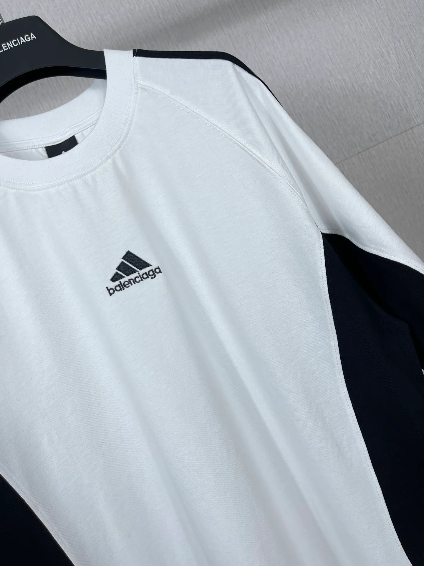 🅿️200 Real photos [Top version. Official website quality] BALENCI*GA/Paris co-branded Adidas Adidas clover three-stripe LOGO embroidered side contrasting short-sleeved T-shirt# The fabric is made of Paris ZP custom-woven and dyed cotton double yarn. Weighing 260 grams, the cloth surface is clean. The cloth pattern is clear, soft and comfortable. The threads are dyed with no color difference. The classic pattern embroidery uses imported embroidery, and the letters are clear, three-dimensional and without rough edges. Jubie market produces pictures based on pictures. Welcome to compare. The version adopts OS loose shoulder version. Same style for men and women. Code: BL223082 Color: black, white, navy size: XS to L