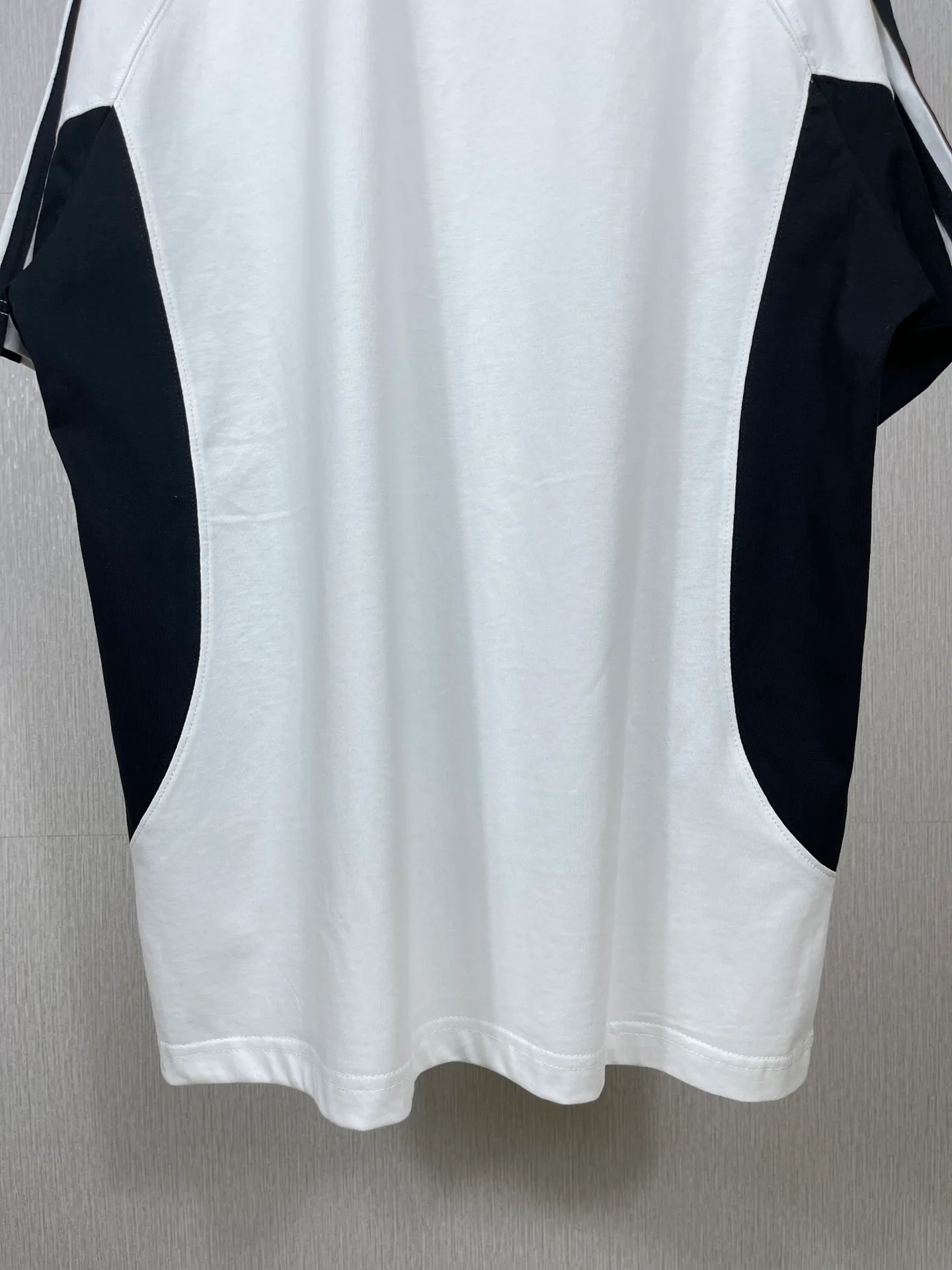 🅿️200 Real photos [Top version. Official website quality] BALENCI*GA/Paris co-branded Adidas Adidas clover three-stripe LOGO embroidered side contrasting short-sleeved T-shirt# The fabric is made of Paris ZP custom-woven and dyed cotton double yarn. Weighing 260 grams, the cloth surface is clean. The cloth pattern is clear, soft and comfortable. The threads are dyed with no color difference. The classic pattern embroidery uses imported embroidery, and the letters are clear, three-dimensional and without rough edges. Jubie market produces pictures based on pictures. Welcome to compare. The version adopts OS loose shoulder version. Same style for men and women. Code: BL223082 Color: black, white, navy size: XS to L