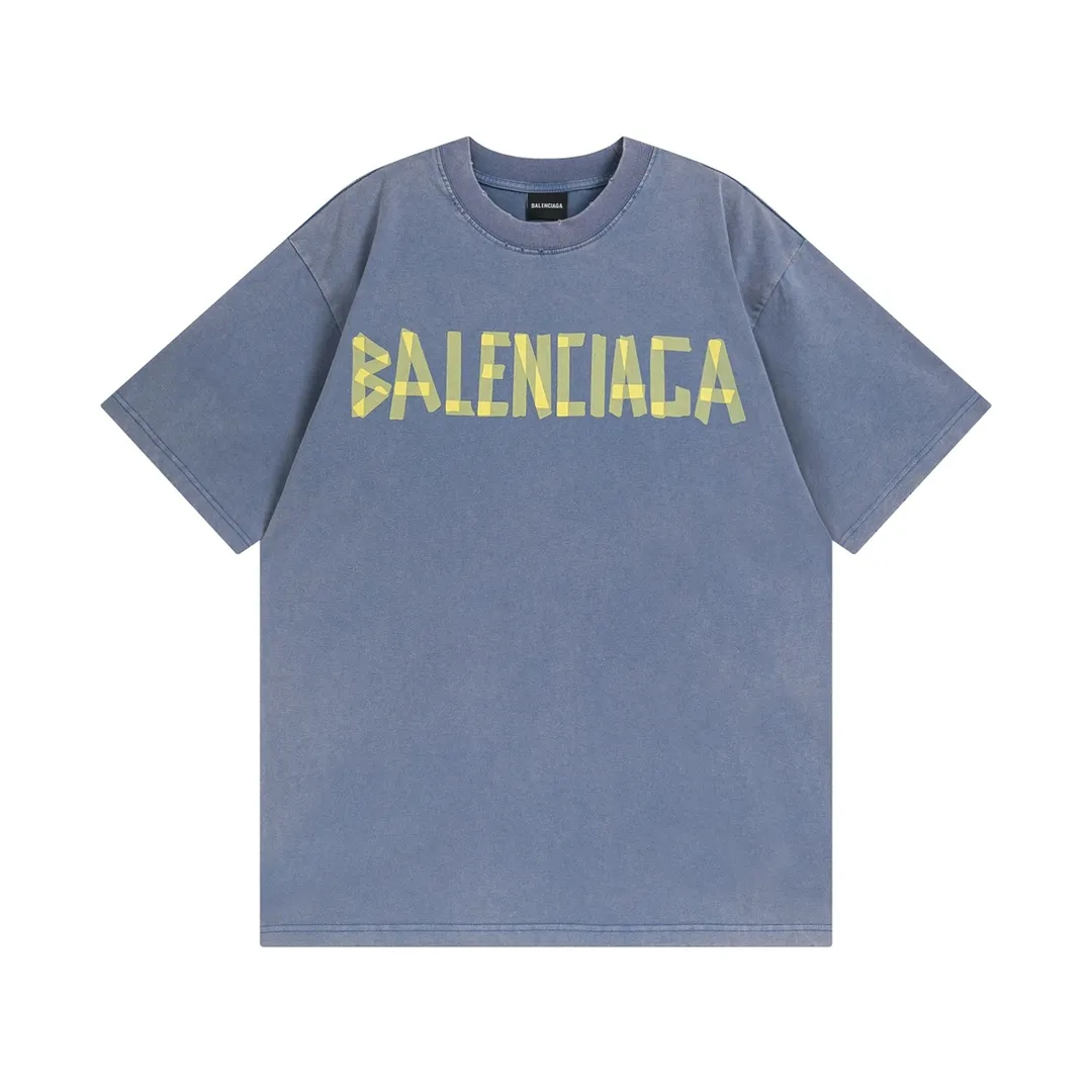 🅿️194 Detailed picture [Top version. Official website quality] BALENCI*GA/Paris. 23ss latest classic model. Tape pulp printing. Ready-to-wear washed and distressed short-sleeved T-shirt. Brick cabinet synchronization. The fabric is made of Paris ZP custom-woven and dyed 100% cotton double yarn compact cotton. The weight is 260 grams, the cloth surface is clean. The cloth pattern is clear, soft and comfortable, and the thread is dyed with no color difference. The classic pattern is printed with environmentally friendly imported materials, and the tape pattern is glued. The letters are clear and the effect is three-dimensional. Restored brick cabinet. The garments were washed and aged, and polished by many hands. Produced by ultra-heavy craftsmanship, the market currency is very different, welcome to compare.                                 Note⚠️ZP is made of iron gray garments that are washed and distressed. Pay attention to the big difference! Welcome to compare! The version adopts OS loose shoulder version. The same style for men and women. Code: BL223089 Color: iron gray, white, fluorescent green, gray blue, coffee color, fog blue, beige gray, burgundy, green, floral gray Size: XS S M L