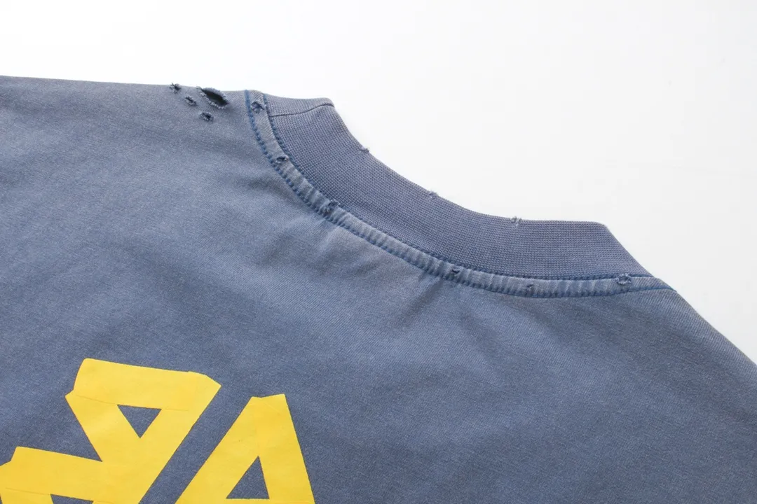 🅿️194 Detailed picture [Top version. Official website quality] BALENCI*GA/Paris. 23ss latest classic model. Tape pulp printing. Ready-to-wear washed and distressed short-sleeved T-shirt. Brick cabinet synchronization. The fabric is made of Paris ZP custom-woven and dyed 100% cotton double yarn compact cotton. The weight is 260 grams, the cloth surface is clean. The cloth pattern is clear, soft and comfortable, and the thread is dyed with no color difference. The classic pattern is printed with environmentally friendly imported materials, and the tape pattern is glued. The letters are clear and the effect is three-dimensional. Restored brick cabinet. The garments were washed and aged, and polished by many hands. Produced by ultra-heavy craftsmanship, the market currency is very different, welcome to compare.                                 Note⚠️ZP is made of iron gray garments that are washed and distressed. Pay attention to the big difference! Welcome to compare! The version adopts OS loose shoulder version. The same style for men and women. Code: BL223089 Color: iron gray, white, fluorescent green, gray blue, coffee color, fog blue, beige gray, burgundy, green, floral gray Size: XS S M L