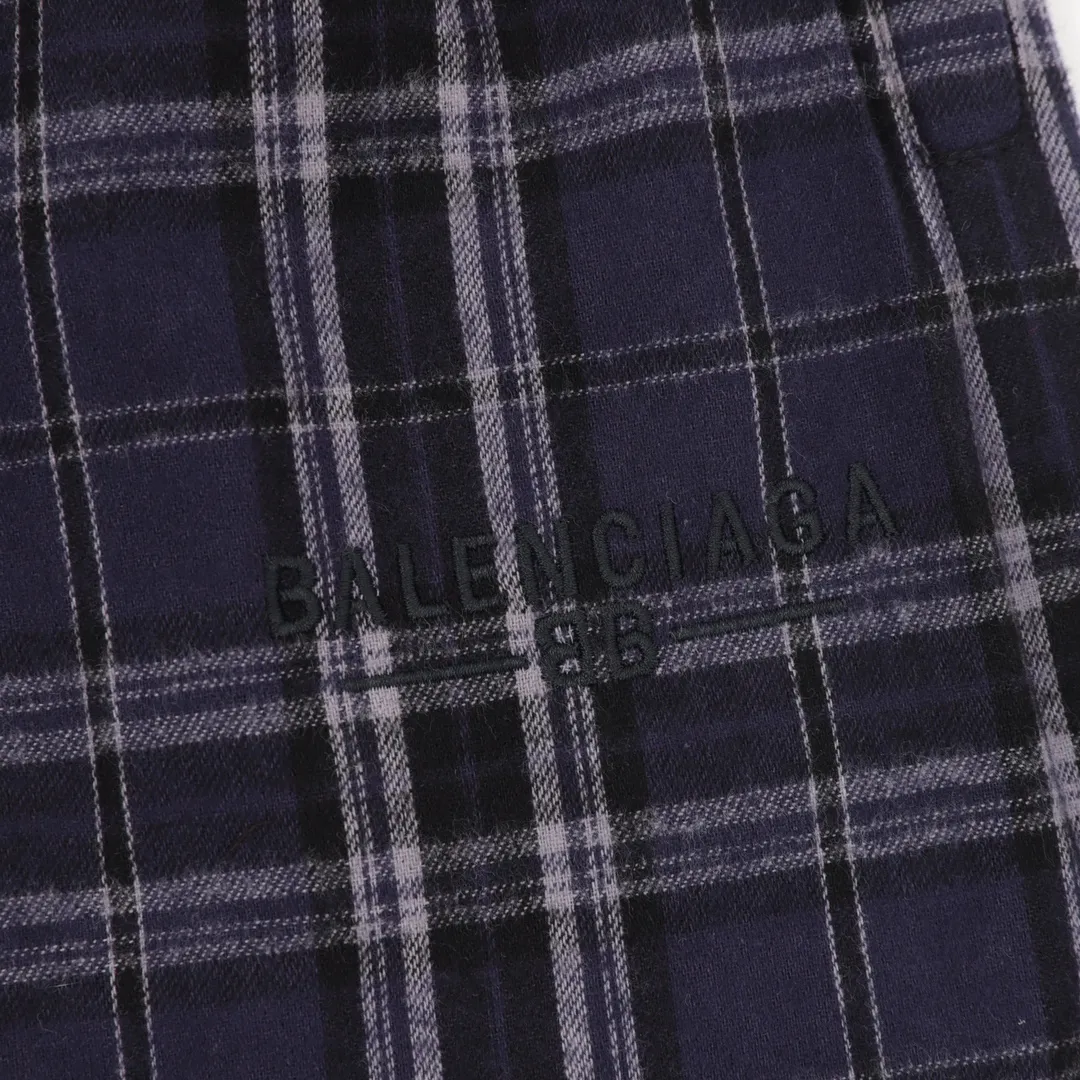 🅿️540 Balenciaga BLCG 25FW blue plaid appliqué suit trousers, light luxury, a must-have item for daily commuting for men and women, correct version, welcome to compare, detailed features · Custom-developed plaid flannel fabric · OS silhouette design · Infrared laser alignment cutting process All alignment · Side diagonal pockets Hooded design · Open mold custom hardware zipper Double puller design · Tajima high-speed embroidery machine 200,000 appliqués · Washing process to enhance the feel · Diagonal pockets on the side of trousers · Pockets decorated with embroidery · Original main mark washed tag packaging Color: Picture color Size: 46-52