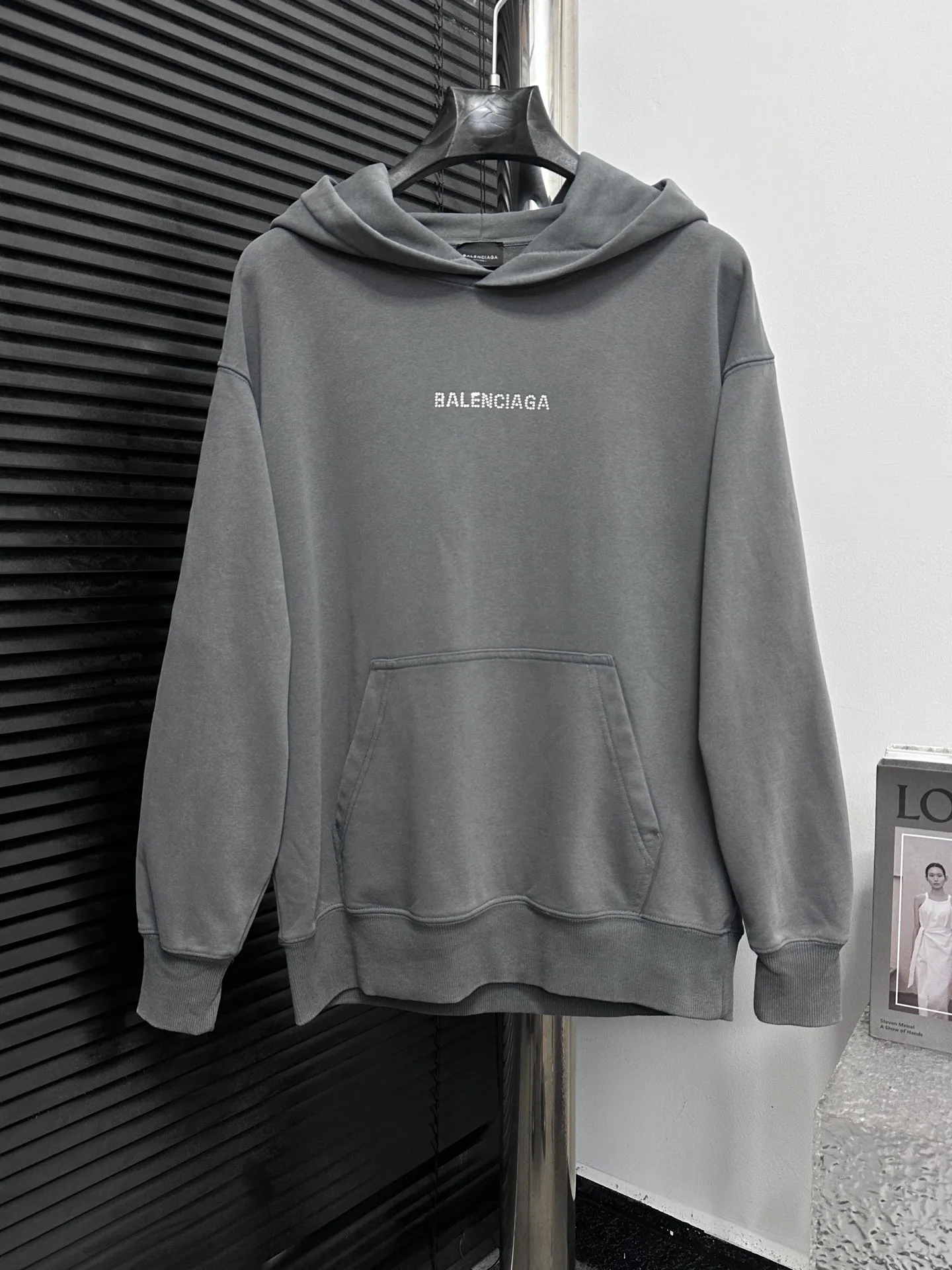 🅿️330 [BALENCIaGA] Paris small letters rhinestone washed hooded sweatshirt. The fabric is made of 400g Paris-specific double yarns*high weight double yarn ribs. It is pressed using a high-temperature air machine. The high-temperature gas contacts the fabric and uses heat energy and pressure to press the fabric to ensure uniform heat distribution. The fabrics have been washed and aged. It has a better hand feel and texture. It is not easy to deform, not easy to shrink, not easy to fade, and maintains long-term beauty. Same style for men and women! ! Size: S-XL