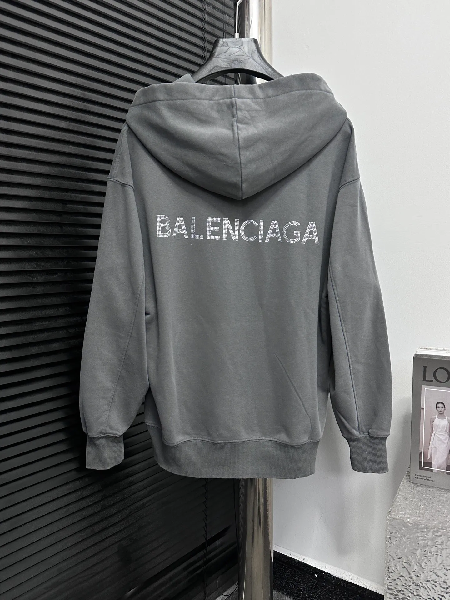 🅿️330 [BALENCIaGA] Paris small letters rhinestone washed hooded sweatshirt. The fabric is made of 400g Paris-specific double yarns*high weight double yarn ribs. It is pressed using a high-temperature air machine. The high-temperature gas contacts the fabric and uses heat energy and pressure to press the fabric to ensure uniform heat distribution. The fabrics have been washed and aged. It has a better hand feel and texture. It is not easy to deform, not easy to shrink, not easy to fade, and maintains long-term beauty. Same style for men and women! ! Size: S-XL