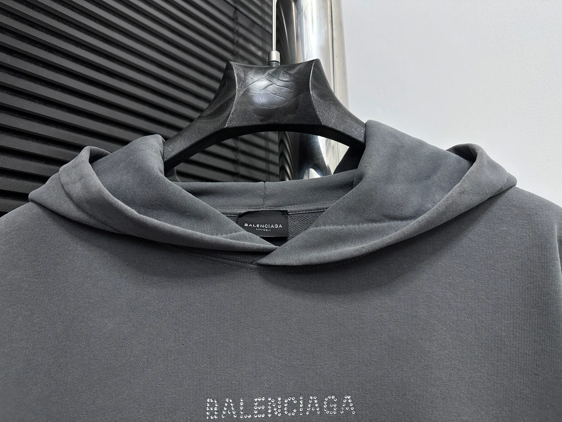 🅿️330 [BALENCIaGA] Paris small letters rhinestone washed hooded sweatshirt. The fabric is made of 400g Paris-specific double yarns*high weight double yarn ribs. It is pressed using a high-temperature air machine. The high-temperature gas contacts the fabric and uses heat energy and pressure to press the fabric to ensure uniform heat distribution. The fabrics have been washed and aged. It has a better hand feel and texture. It is not easy to deform, not easy to shrink, not easy to fade, and maintains long-term beauty. Same style for men and women! ! Size: S-XL