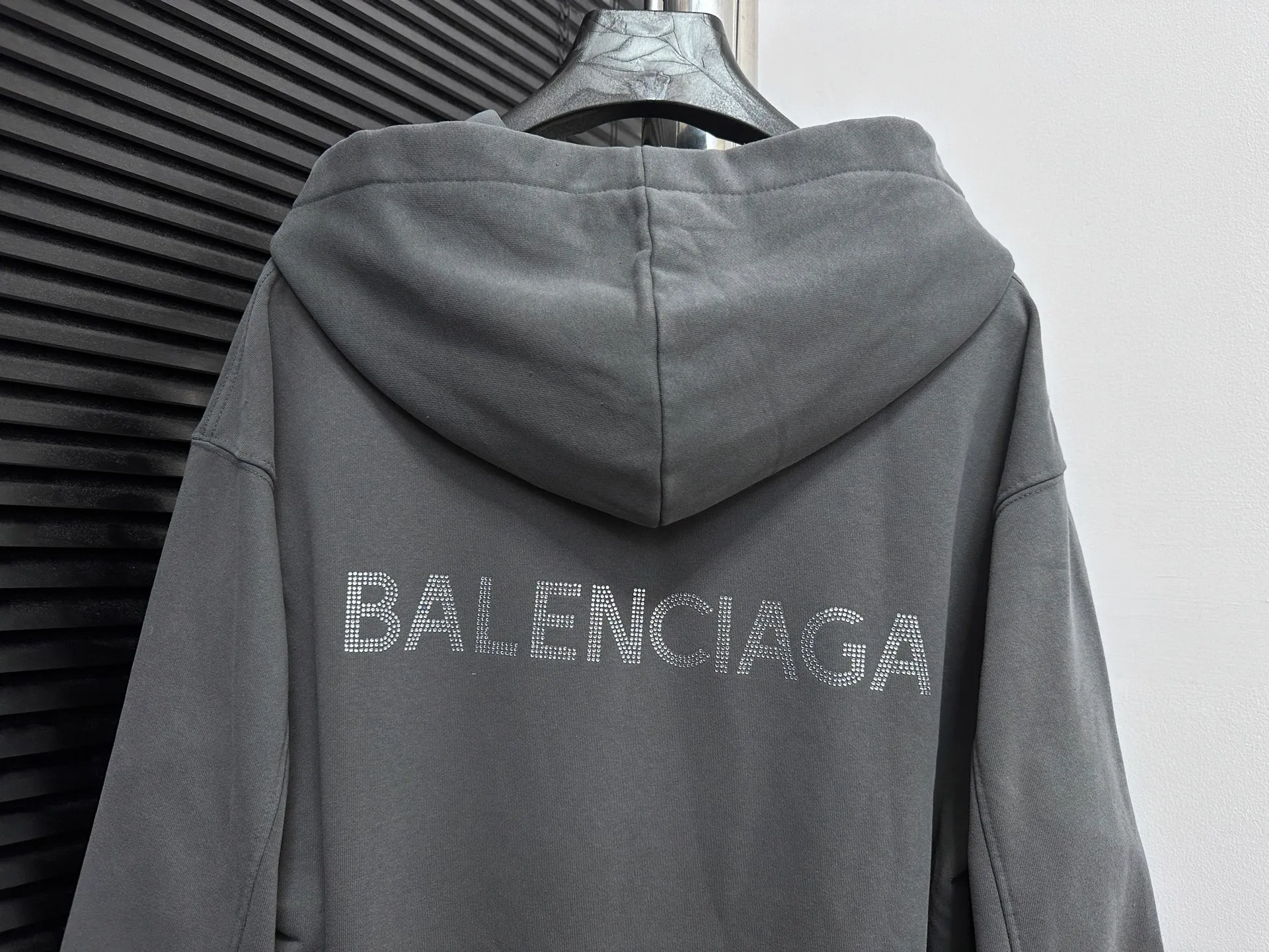 🅿️330 [BALENCIaGA] Paris small letters rhinestone washed hooded sweatshirt. The fabric is made of 400g Paris-specific double yarns*high weight double yarn ribs. It is pressed using a high-temperature air machine. The high-temperature gas contacts the fabric and uses heat energy and pressure to press the fabric to ensure uniform heat distribution. The fabrics have been washed and aged. It has a better hand feel and texture. It is not easy to deform, not easy to shrink, not easy to fade, and maintains long-term beauty. Same style for men and women! ! Size: S-XL
