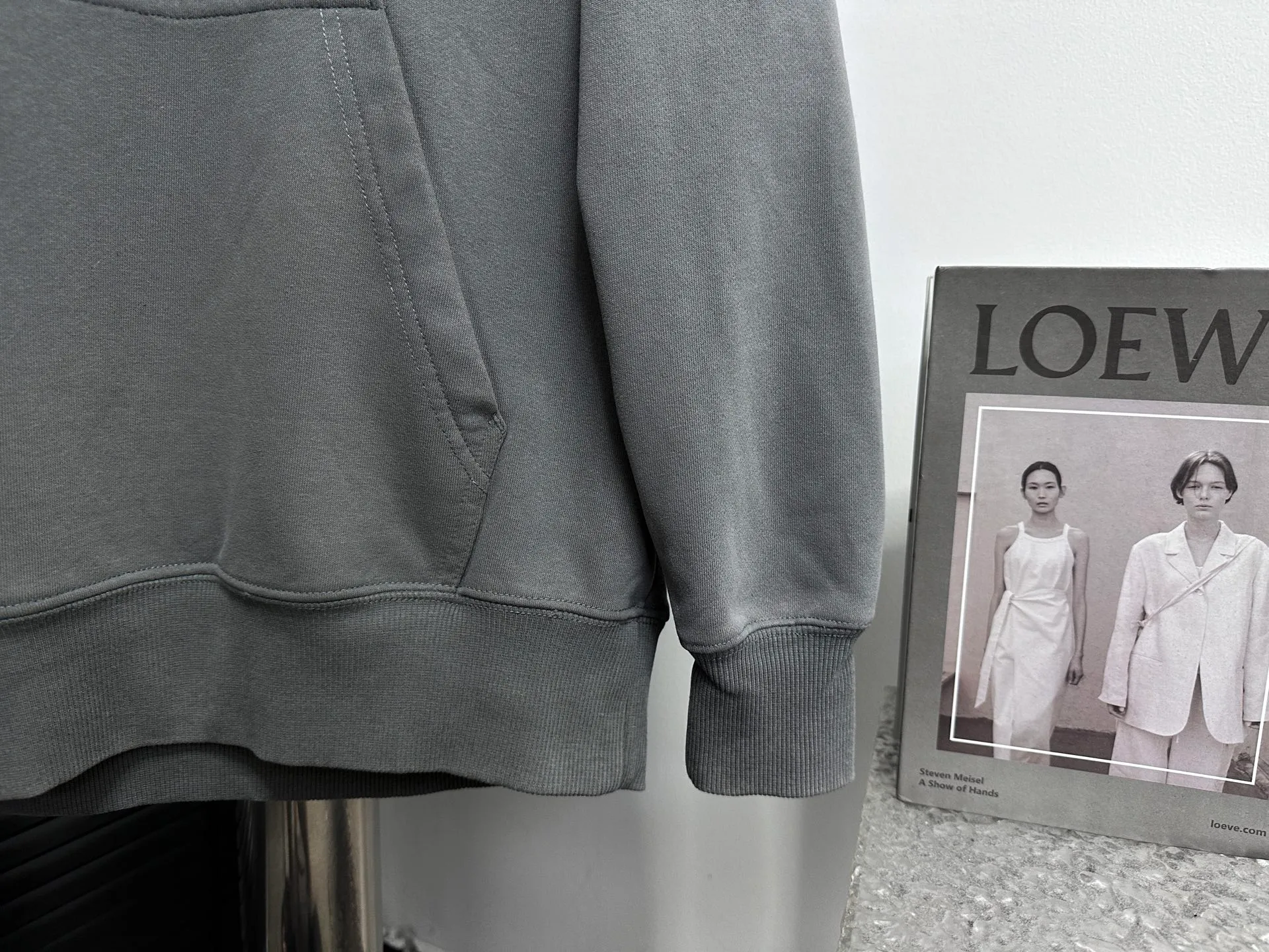 🅿️330 [BALENCIaGA] Paris small letters rhinestone washed hooded sweatshirt. The fabric is made of 400g Paris-specific double yarns*high weight double yarn ribs. It is pressed using a high-temperature air machine. The high-temperature gas contacts the fabric and uses heat energy and pressure to press the fabric to ensure uniform heat distribution. The fabrics have been washed and aged. It has a better hand feel and texture. It is not easy to deform, not easy to shrink, not easy to fade, and maintains long-term beauty. Same style for men and women! ! Size: S-XL