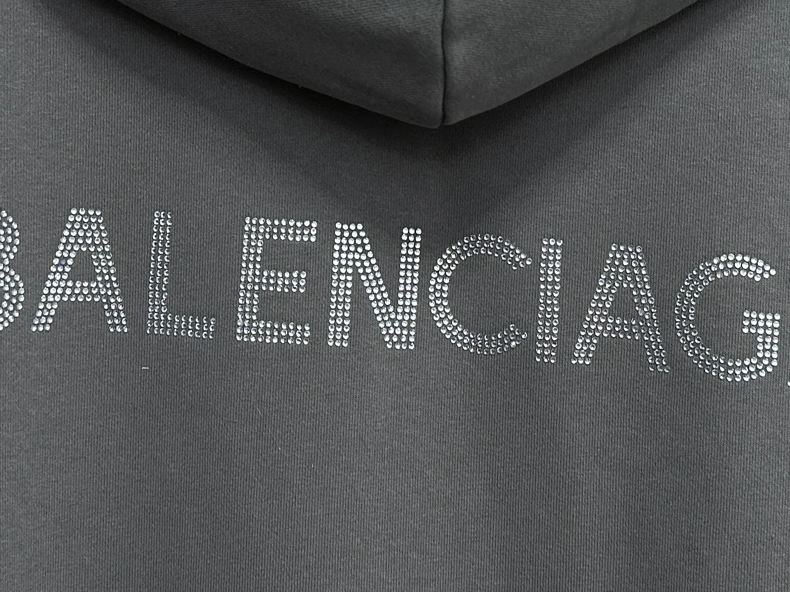 🅿️330 [BALENCIaGA] Paris small letters rhinestone washed hooded sweatshirt. The fabric is made of 400g Paris-specific double yarns*high weight double yarn ribs. It is pressed using a high-temperature air machine. The high-temperature gas contacts the fabric and uses heat energy and pressure to press the fabric to ensure uniform heat distribution. The fabrics have been washed and aged. It has a better hand feel and texture. It is not easy to deform, not easy to shrink, not easy to fade, and maintains long-term beauty. Same style for men and women! ! Size: S-XL