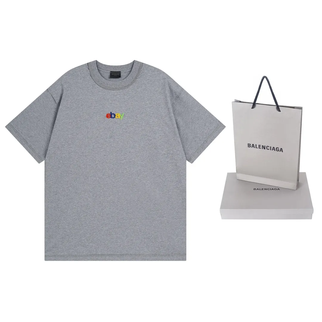 🅿️174 Detailed picture [Top version. Official website quality] BALENCI*GA/Paris #2024 new eBay co-signed embroidered short-sleeved T-shirt, ready-to-wear with reverse stitching. Full sense of design, please pay attention‼ ️The letter embroidery on the chest is worn and worn, and the details of the car logo on the back collar are full, which is very different from the normal market practice. #2024 Spring and Summer Brick Cabinet Synchronization Welcome to compare. The fabric is made of Paris ZP custom-woven and dyed cotton double yarn, with a weight of 260 grams. The cloth surface is clean. The cloth pattern is clear, soft and comfortable. The threads are dyed with no color difference. The classic letter LOGO is embroidered using imported Tajima embroidery machine. The letters are clear and the effect is three-dimensional. Restore the brick cabinet, adopt OS loose shoulder style. Same style for men and women. Code: BL223363 Color: black. Light gray Size: XS to L