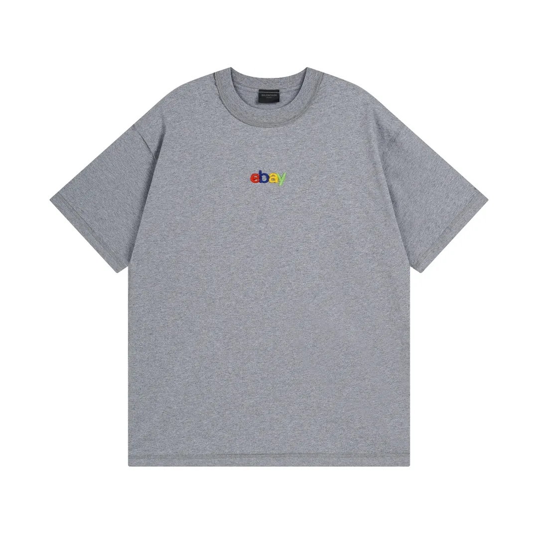 🅿️174 Detailed picture [Top version. Official website quality] BALENCI*GA/Paris #2024 new eBay co-signed embroidered short-sleeved T-shirt, ready-to-wear with reverse stitching. Full sense of design, please pay attention‼ ️The letter embroidery on the chest is worn and worn, and the details of the car logo on the back collar are full, which is very different from the normal market practice. #2024 Spring and Summer Brick Cabinet Synchronization Welcome to compare. The fabric is made of Paris ZP custom-woven and dyed cotton double yarn, with a weight of 260 grams. The cloth surface is clean. The cloth pattern is clear, soft and comfortable. The threads are dyed with no color difference. The classic letter LOGO is embroidered using imported Tajima embroidery machine. The letters are clear and the effect is three-dimensional. Restore the brick cabinet, adopt OS loose shoulder style. Same style for men and women. Code: BL223363 Color: black. Light gray Size: XS to L