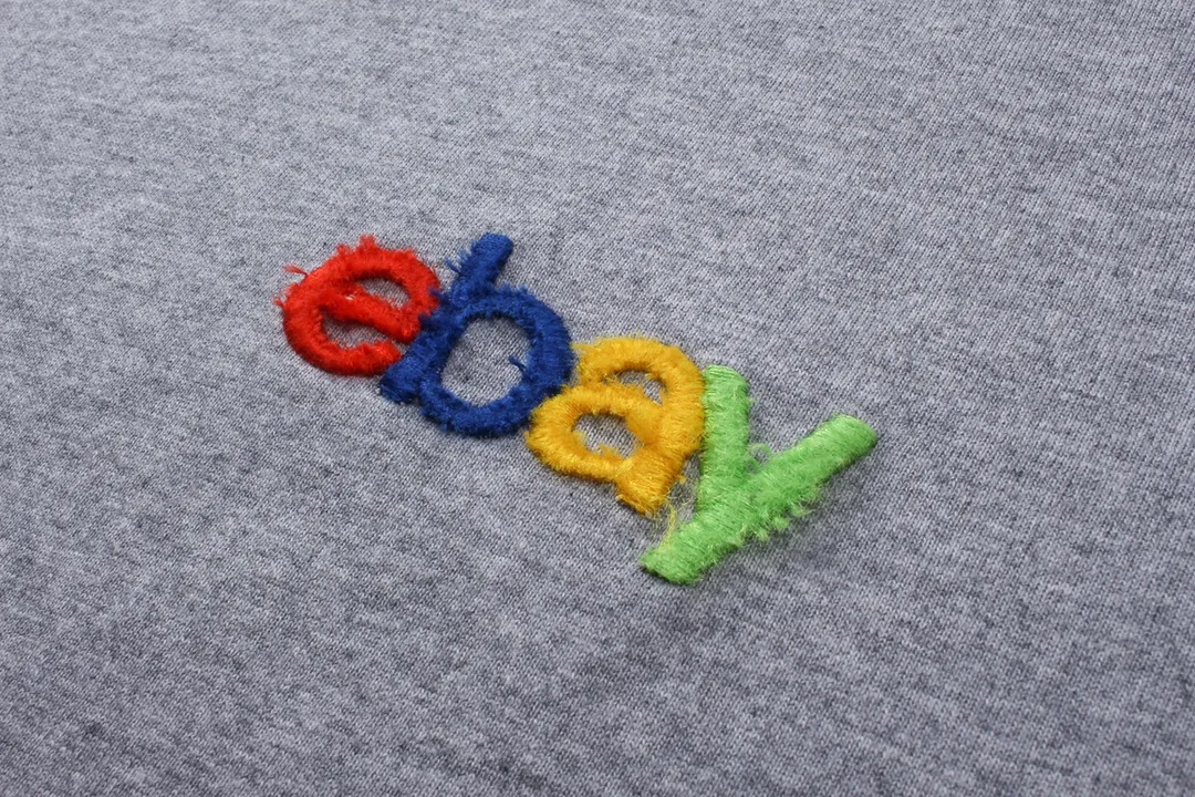 🅿️174 Detailed picture [Top version. Official website quality] BALENCI*GA/Paris #2024 new eBay co-signed embroidered short-sleeved T-shirt, ready-to-wear with reverse stitching. Full sense of design, please pay attention‼ ️The letter embroidery on the chest is worn and worn, and the details of the car logo on the back collar are full, which is very different from the normal market practice. #2024 Spring and Summer Brick Cabinet Synchronization Welcome to compare. The fabric is made of Paris ZP custom-woven and dyed cotton double yarn, with a weight of 260 grams. The cloth surface is clean. The cloth pattern is clear, soft and comfortable. The threads are dyed with no color difference. The classic letter LOGO is embroidered using imported Tajima embroidery machine. The letters are clear and the effect is three-dimensional. Restore the brick cabinet, adopt OS loose shoulder style. Same style for men and women. Code: BL223363 Color: black. Light gray Size: XS to L