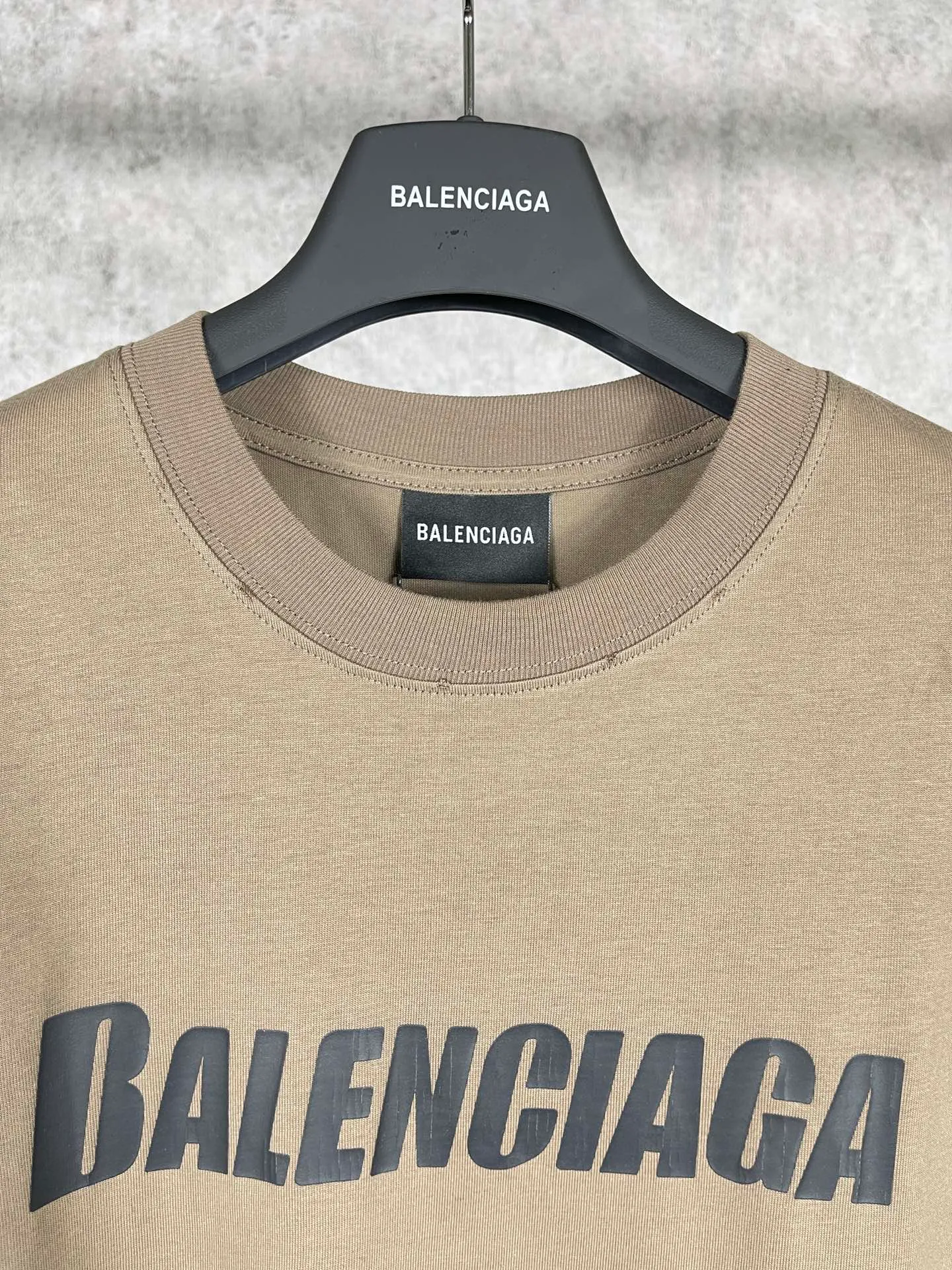 🅿️166 Real photos [Top version. Official website quality] BALENCI*GA/Paris. 2023 new style. Classic letter LOGO printed distressed short-sleeved T-shirt. Brick cabinet synchronization. The fabric is made of Paris ZP custom-woven and dyed 100% cotton double yarn compact cotton. The weight is 260 grams, the cloth surface is clean. The cloth pattern is clear, soft and comfortable. The threads are dyed with no color difference. The classic pattern is printed with environmentally friendly imported materials and precision printing screens, with clear letters and three-dimensional effect. Restored brick cabinet. The garments are hand-worn and distressed by many people. Different market currency. Welcome to compare. The version adopts OS loose shoulder design. Same style for men and women. Coding: BL223072 Color: black, coffee, pink, white, fruit green, navy Size: XS to L