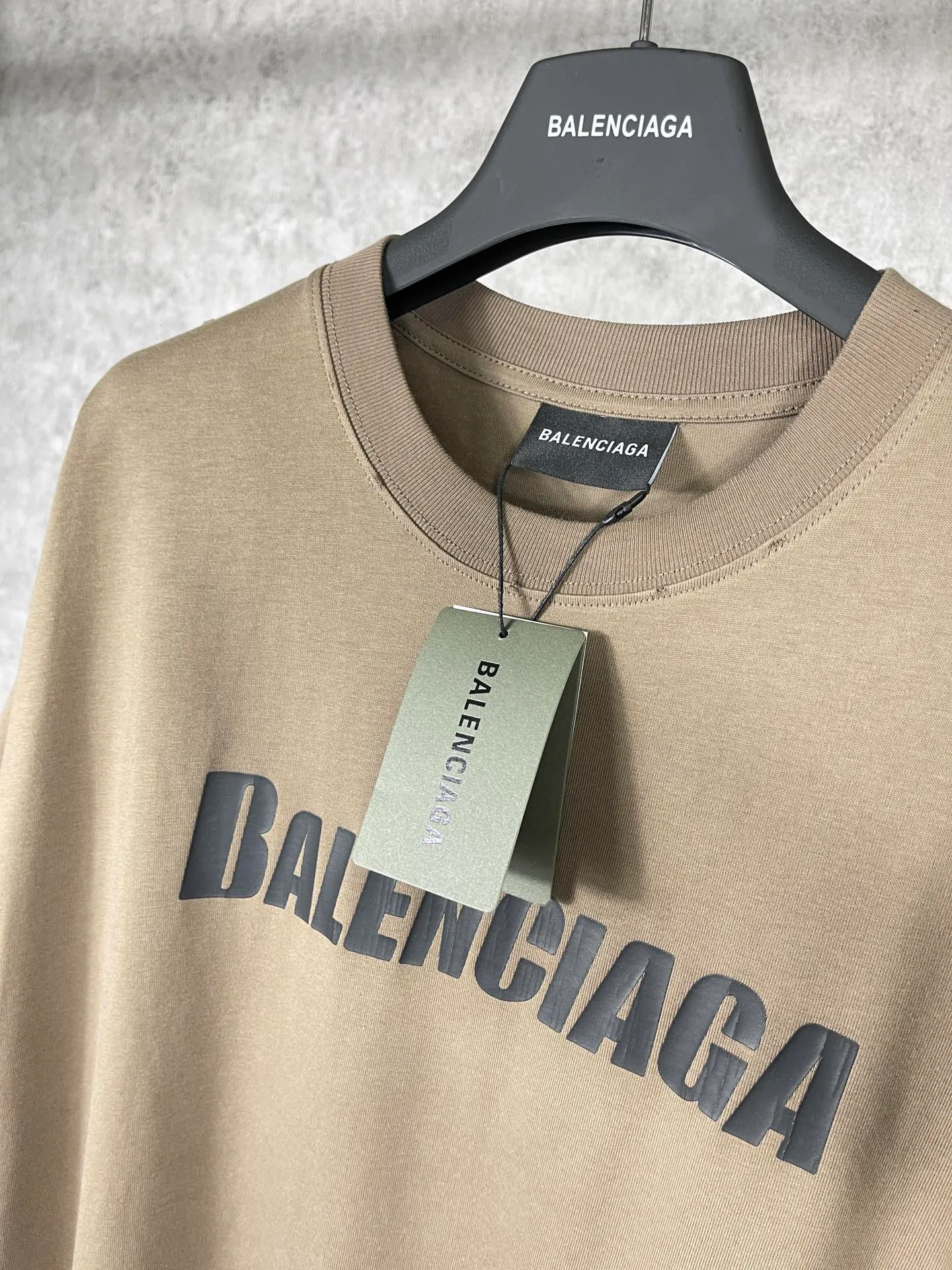 🅿️166 Real photos [Top version. Official website quality] BALENCI*GA/Paris. 2023 new style. Classic letter LOGO printed distressed short-sleeved T-shirt. Brick cabinet synchronization. The fabric is made of Paris ZP custom-woven and dyed 100% cotton double yarn compact cotton. The weight is 260 grams, the cloth surface is clean. The cloth pattern is clear, soft and comfortable. The threads are dyed with no color difference. The classic pattern is printed with environmentally friendly imported materials and precision printing screens, with clear letters and three-dimensional effect. Restored brick cabinet. The garments are hand-worn and distressed by many people. Different market currency. Welcome to compare. The version adopts OS loose shoulder design. Same style for men and women. Coding: BL223072 Color: black, coffee, pink, white, fruit green, navy Size: XS to L