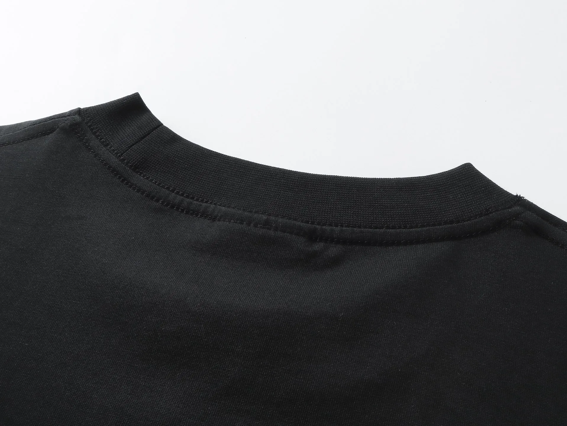 🅿️174 Real photos [Top version. Official website quality] BALENCI*GA/Paris #202 new style short sleeves with reversed letter embroidery in the front, #2025 spring and summer brick cabinet synchronization. Welcome to compare. The fabric is made of Paris ZP custom-woven and dyed cotton double yarn, weight 260 grams, clean cloth surface, clear cloth texture, soft and comfortable. The threads are dyed with no color difference. The letter LOGO is embroidered using imported Tajima embroidery machine. The letters are clear and the effect is three-dimensional. Restore the brick cabinet, adopt the OS loose shoulder style. Same style for men and women. Code: BL253692 Color: Black Size: XS S M L