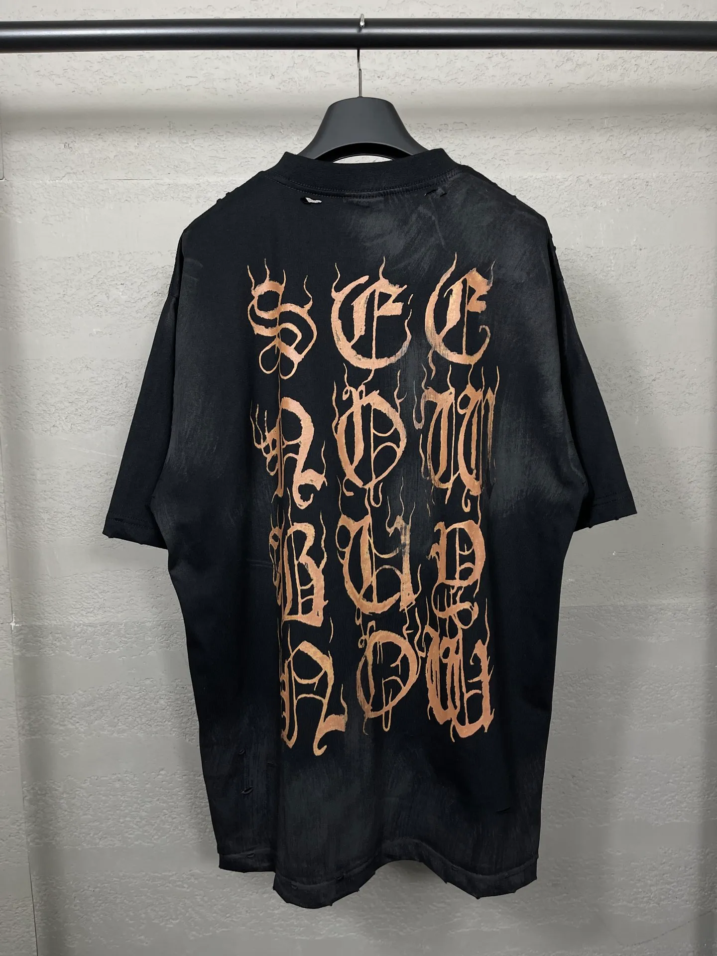 🅿️206 Real photos [Top version. Official website quality] BALENCI*GA/Paris. 2024 latest Sanskrit letters LOGO hand-painted worn distressed short-sleeved T-shirt. Brick cabinet synchronization. ⚠️Difference in market currency. YB development. Color system is black and blue. Worn. Hand-painted consistent with ZP,‼ ️The fabric is made of Paris ZP custom-woven and dyed 100% double yarn compact cotton. The weight is 260 grams. The cloth surface is clean. The cloth pattern is clear, soft and comfortable. The threads are dyed with no color difference. Ready-made garments are hand-painted, worn, and distressed, with heavy craftsmanship. Comparisons welcome. The version adopts OS loose shoulder style. Same style for men and women. Code: BL223203 Color: black blue. red Size: XS to L