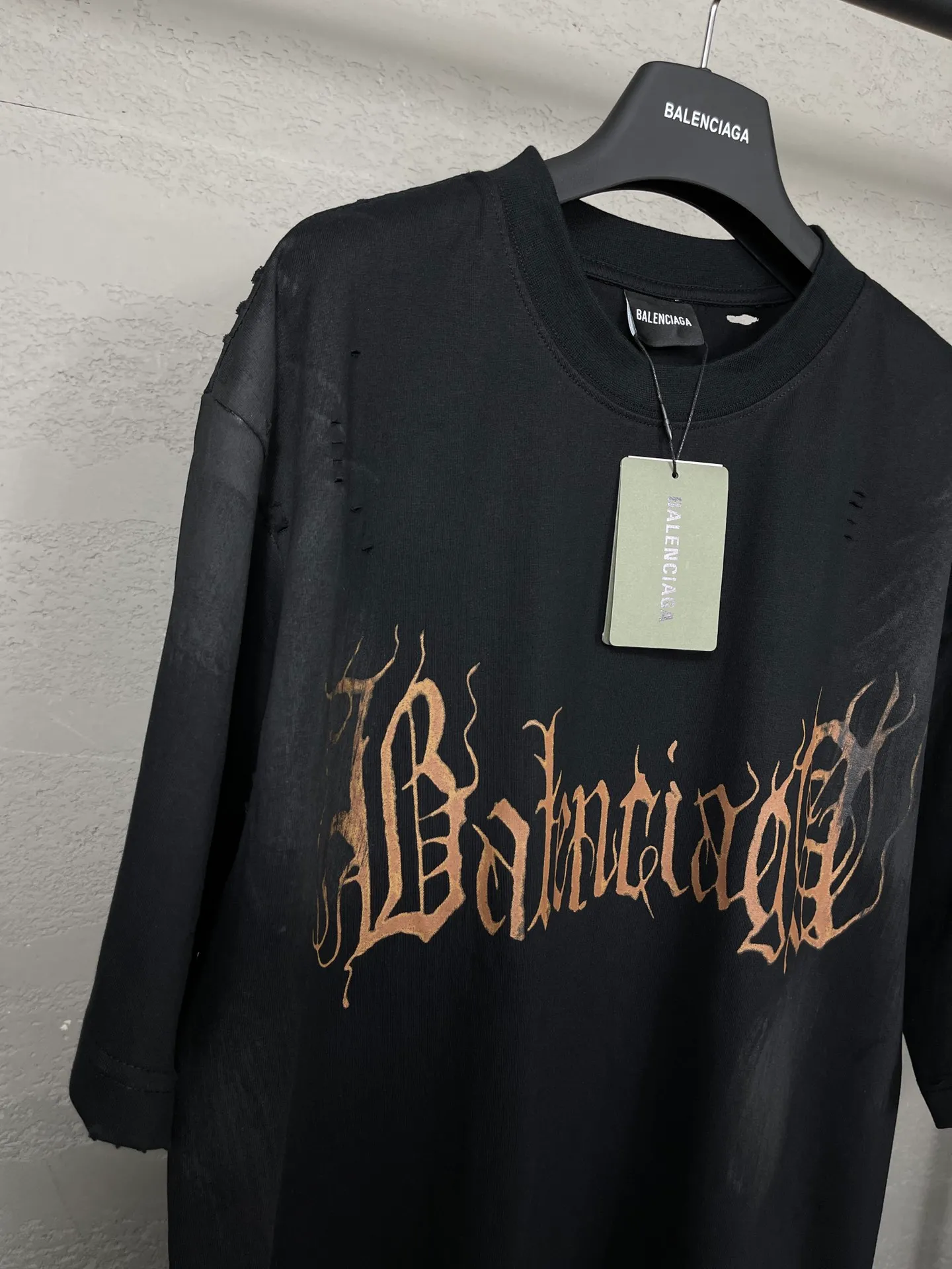 🅿️206 Real photos [Top version. Official website quality] BALENCI*GA/Paris. 2024 latest Sanskrit letters LOGO hand-painted worn distressed short-sleeved T-shirt. Brick cabinet synchronization. ⚠️Difference in market currency. YB development. Color system is black and blue. Worn. Hand-painted consistent with ZP,‼ ️The fabric is made of Paris ZP custom-woven and dyed 100% double yarn compact cotton. The weight is 260 grams. The cloth surface is clean. The cloth pattern is clear, soft and comfortable. The threads are dyed with no color difference. Ready-made garments are hand-painted, worn, and distressed, with heavy craftsmanship. Comparisons welcome. The version adopts OS loose shoulder style. Same style for men and women. Code: BL223203 Color: black blue. red Size: XS to L