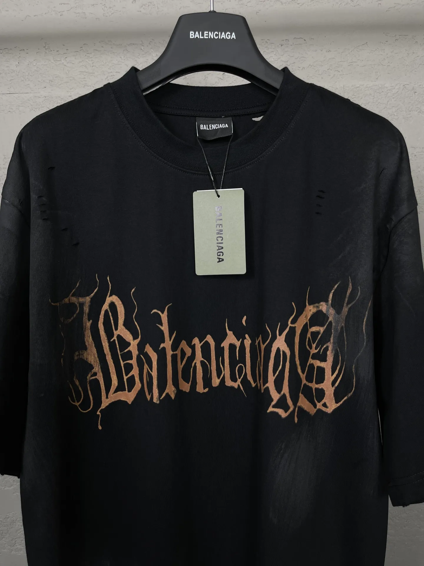 🅿️206 Real photos [Top version. Official website quality] BALENCI*GA/Paris. 2024 latest Sanskrit letters LOGO hand-painted worn distressed short-sleeved T-shirt. Brick cabinet synchronization. ⚠️Difference in market currency. YB development. Color system is black and blue. Worn. Hand-painted consistent with ZP,‼ ️The fabric is made of Paris ZP custom-woven and dyed 100% double yarn compact cotton. The weight is 260 grams. The cloth surface is clean. The cloth pattern is clear, soft and comfortable. The threads are dyed with no color difference. Ready-made garments are hand-painted, worn, and distressed, with heavy craftsmanship. Comparisons welcome. The version adopts OS loose shoulder style. Same style for men and women. Code: BL223203 Color: black blue. red Size: XS to L
