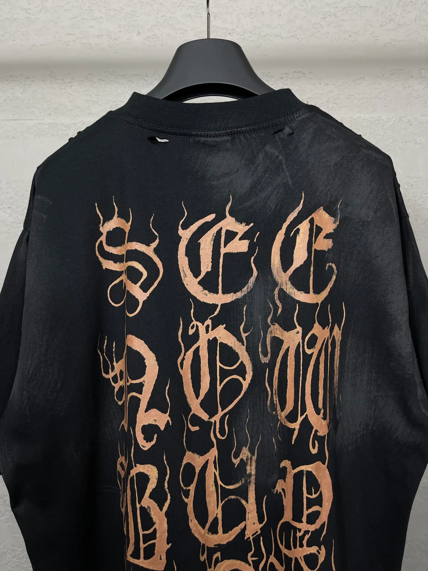 🅿️206 Real photos [Top version. Official website quality] BALENCI*GA/Paris. 2024 latest Sanskrit letters LOGO hand-painted worn distressed short-sleeved T-shirt. Brick cabinet synchronization. ⚠️Difference in market currency. YB development. Color system is black and blue. Worn. Hand-painted consistent with ZP,‼ ️The fabric is made of Paris ZP custom-woven and dyed 100% double yarn compact cotton. The weight is 260 grams. The cloth surface is clean. The cloth pattern is clear, soft and comfortable. The threads are dyed with no color difference. Ready-made garments are hand-painted, worn, and distressed, with heavy craftsmanship. Comparisons welcome. The version adopts OS loose shoulder style. Same style for men and women. Code: BL223203 Color: black blue. red Size: XS to L