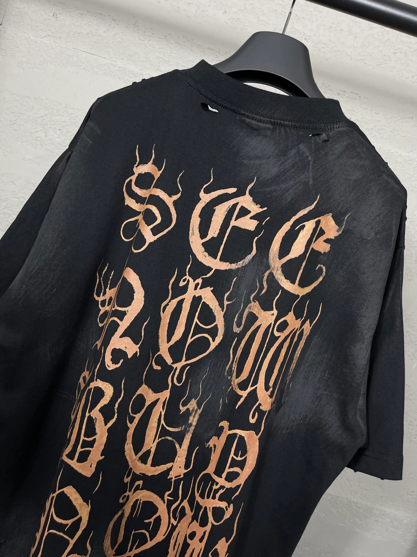 🅿️206 Real photos [Top version. Official website quality] BALENCI*GA/Paris. 2024 latest Sanskrit letters LOGO hand-painted worn distressed short-sleeved T-shirt. Brick cabinet synchronization. ⚠️Difference in market currency. YB development. Color system is black and blue. Worn. Hand-painted consistent with ZP,‼ ️The fabric is made of Paris ZP custom-woven and dyed 100% double yarn compact cotton. The weight is 260 grams. The cloth surface is clean. The cloth pattern is clear, soft and comfortable. The threads are dyed with no color difference. Ready-made garments are hand-painted, worn, and distressed, with heavy craftsmanship. Comparisons welcome. The version adopts OS loose shoulder style. Same style for men and women. Code: BL223203 Color: black blue. red Size: XS to L