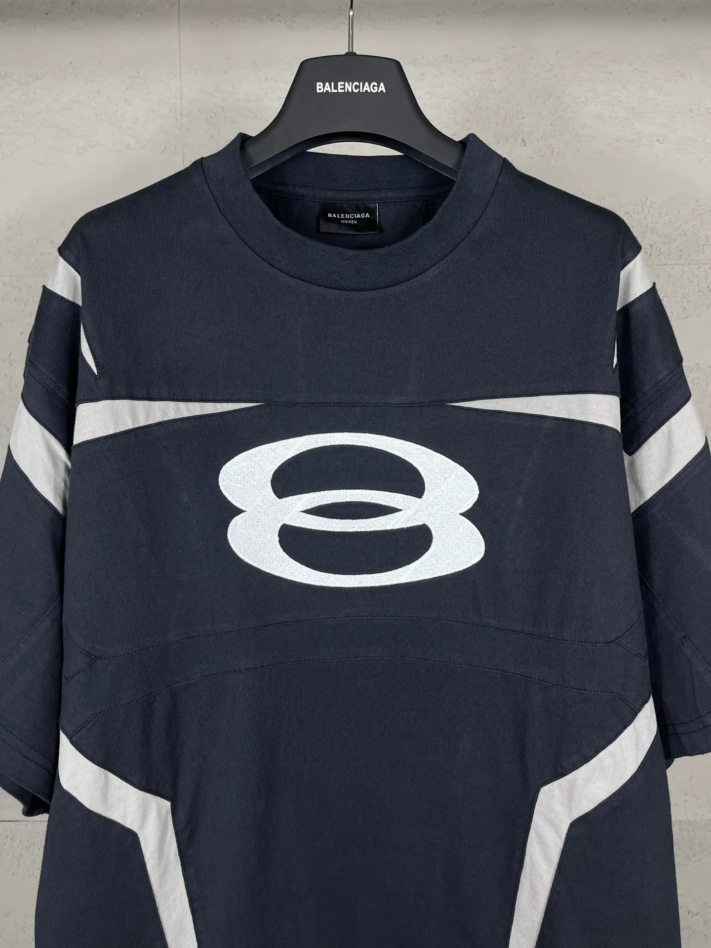 🅿️320 real photos [Top version. Official website quality] BALENCI*GA/Paris BALENCI*GA#2024 latest model, double-ring embroidery on the front and back, multiple stitching, washed short-sleeved T-shirt. Brick cabinet synchronization. Genuine products are developed and developed in the first time. Welcome to compare! Note⚠️ZP is gray-blue, not black. The fabric is made of Paris ZP custom-woven and dyed 100% cotton double-yarn compact cotton. The weight is 260 grams. The cloth surface is clean. The cloth pattern is clear. It is soft and comfortable. It has good color fastness and is not easy to change color. The threads are woven and dyed with no color difference. The double-ring embroidery flower is embroidered with Tajima imported machine, the effect is three-dimensional, the garment is washed, super heavy craftsmanship, the version adopts OS loose shoulder version. Same style for men and women Coding: BL223390 Color: gray blue Size: XS. S. M. L
