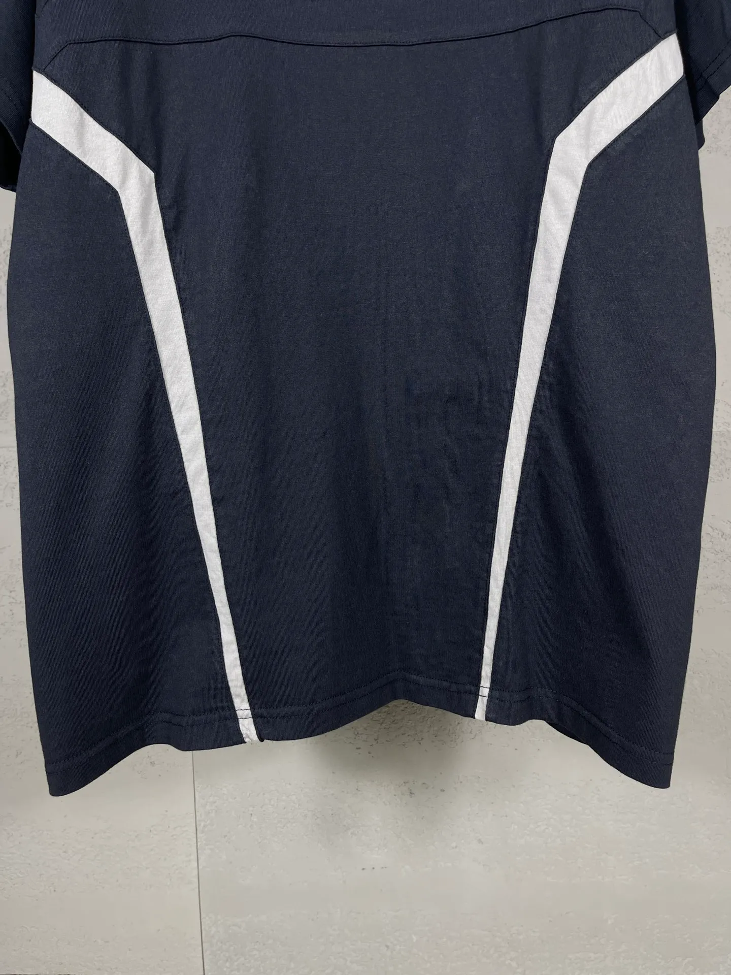 🅿️320 real photos [Top version. Official website quality] BALENCI*GA/Paris BALENCI*GA#2024 latest model, double-ring embroidery on the front and back, multiple stitching, washed short-sleeved T-shirt. Brick cabinet synchronization. Genuine products are developed and developed in the first time. Welcome to compare! Note⚠️ZP is gray-blue, not black. The fabric is made of Paris ZP custom-woven and dyed 100% cotton double-yarn compact cotton. The weight is 260 grams. The cloth surface is clean. The cloth pattern is clear. It is soft and comfortable. It has good color fastness and is not easy to change color. The threads are woven and dyed with no color difference. The double-ring embroidery flower is embroidered with Tajima imported machine, the effect is three-dimensional, the garment is washed, super heavy craftsmanship, the version adopts OS loose shoulder version. Same style for men and women Coding: BL223390 Color: gray blue Size: XS. S. M. L