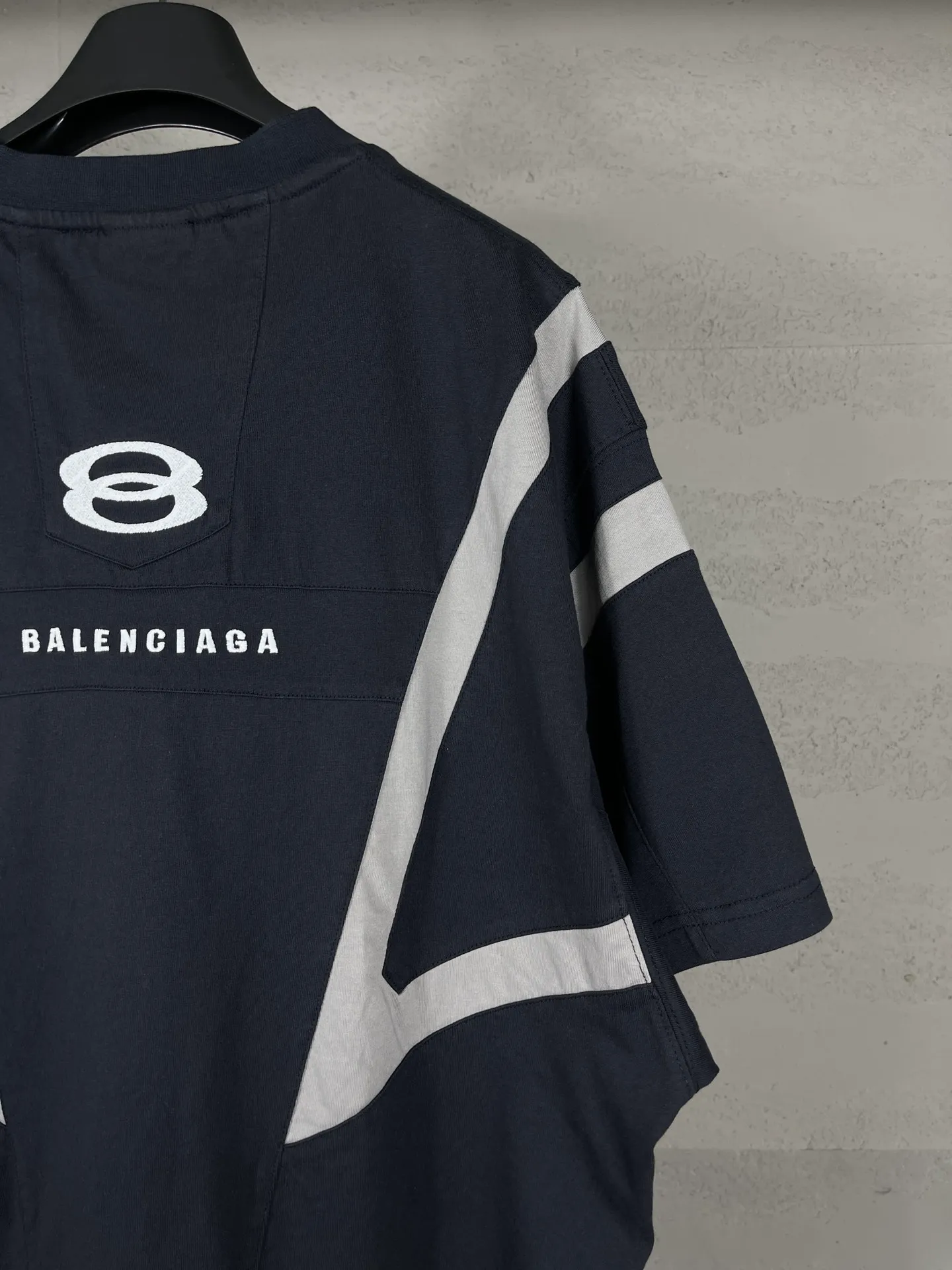🅿️320 real photos [Top version. Official website quality] BALENCI*GA/Paris BALENCI*GA#2024 latest model, double-ring embroidery on the front and back, multiple stitching, washed short-sleeved T-shirt. Brick cabinet synchronization. Genuine products are developed and developed in the first time. Welcome to compare! Note⚠️ZP is gray-blue, not black. The fabric is made of Paris ZP custom-woven and dyed 100% cotton double-yarn compact cotton. The weight is 260 grams. The cloth surface is clean. The cloth pattern is clear. It is soft and comfortable. It has good color fastness and is not easy to change color. The threads are woven and dyed with no color difference. The double-ring embroidery flower is embroidered with Tajima imported machine, the effect is three-dimensional, the garment is washed, super heavy craftsmanship, the version adopts OS loose shoulder version. Same style for men and women Coding: BL223390 Color: gray blue Size: XS. S. M. L