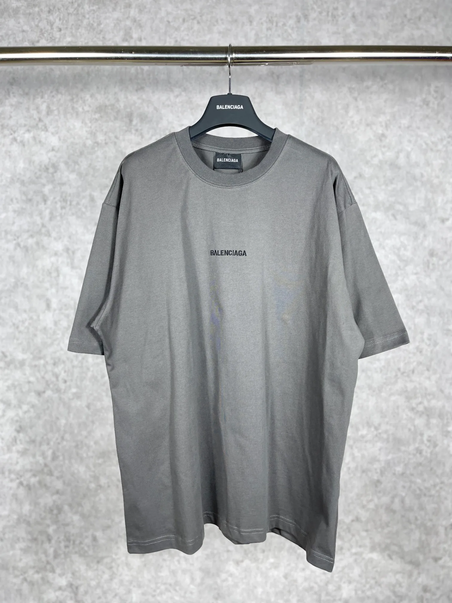 🅿️166 real photos [Top version. Official website quality] BALENCI*GA/Paris #Classic style. Classic letter embroidered short-sleeved T-shirt on the front and back #2023 spring and summer brick cabinet synchronization.                       The fabric is made of Paris ZP custom-woven and dyed cotton double yarn, weighing 260 grams. The cloth surface is clean. The cloth pattern is clear, soft and comfortable. The threads are dyed with no color difference. The classic letters are embroidered with an imported embroidery machine. The letters are clear and the effect is three-dimensional, restoring the brick cabinet. The version adopts the OS loose shoulder style. Same style for men and women. Coding: BL223006 Color: smoke gray, purple, light green, peacock blue, black, rice coffee, gray green Size: XS S M L