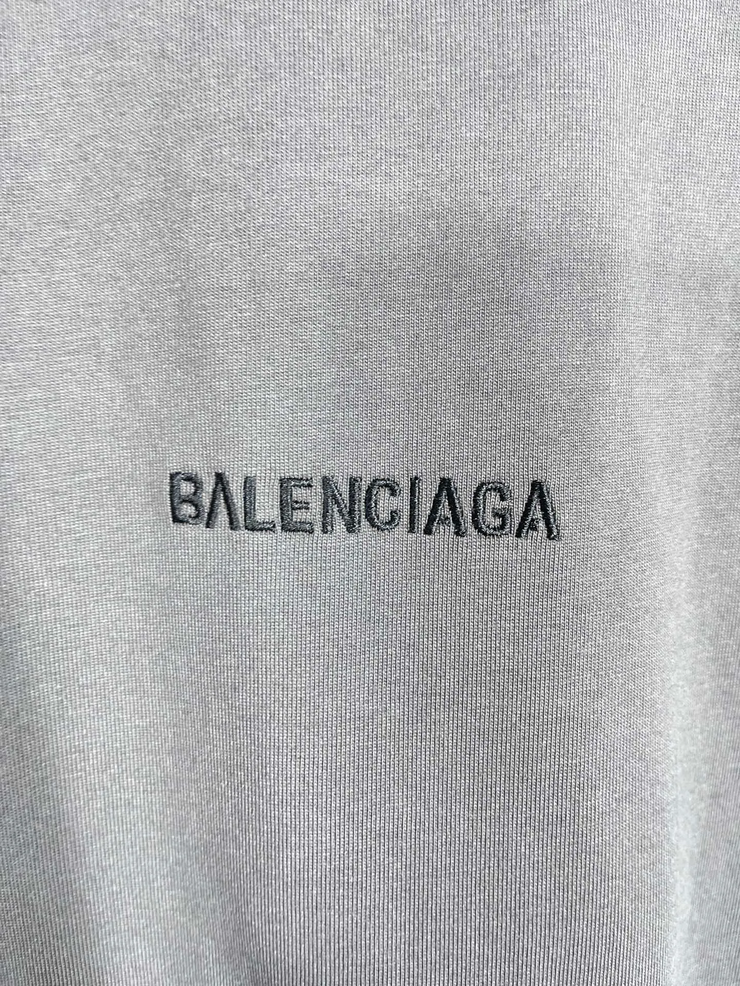 🅿️166 real photos [Top version. Official website quality] BALENCI*GA/Paris #Classic style. Classic letter embroidered short-sleeved T-shirt on the front and back #2023 spring and summer brick cabinet synchronization.                       The fabric is made of Paris ZP custom-woven and dyed cotton double yarn, weighing 260 grams. The cloth surface is clean. The cloth pattern is clear, soft and comfortable. The threads are dyed with no color difference. The classic letters are embroidered with an imported embroidery machine. The letters are clear and the effect is three-dimensional, restoring the brick cabinet. The version adopts the OS loose shoulder style. Same style for men and women. Coding: BL223006 Color: smoke gray, purple, light green, peacock blue, black, rice coffee, gray green Size: XS S M L