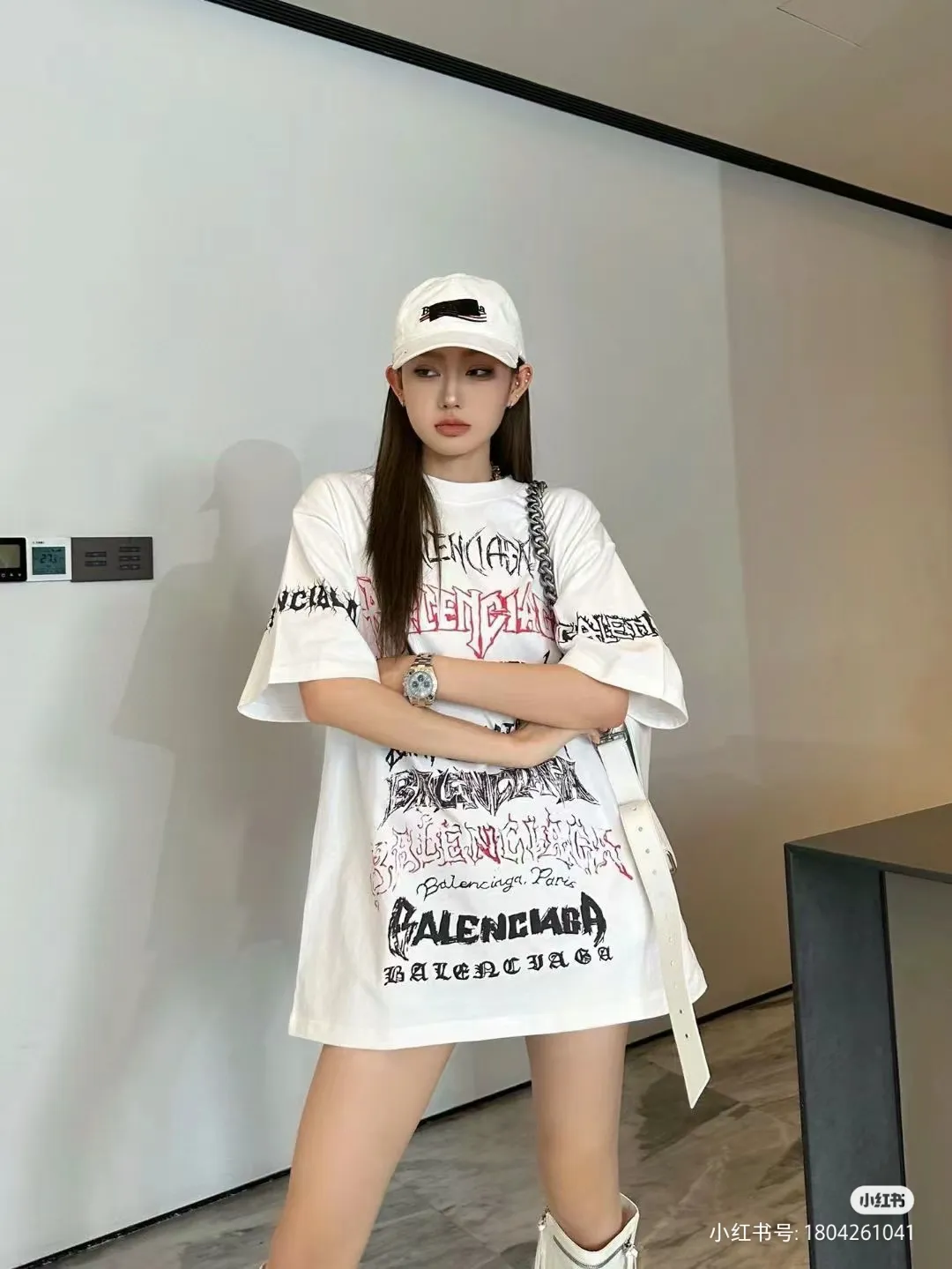 🎀Hot model pictures🎀The top tested version of Balenciaga/Balenciaga 24SS Year of the Dragon hand-painted graffiti logo full-print short-sleeved T-shirt everyone has been waiting for! The Year of the Dragon limited edition is finally available! The fabric is made of 16-count single combed compact spun 250g thickened plain weave fabric, washed and dyed on the panel. The front and rear left and right sleeve patterns are all made using an elliptical machine direct injection process. After scanning the pattern, the details of the panel are adjusted manually. Then use large cloth to repeatedly adjust the pattern on the board. The printing is delicate and neat. The ready-made garments are washed softly to ensure no shrinkage. Double-pressing technology is used. The pattern part uses graffiti-style Gothic fonts. The pattern effect is fully restored. The double-layer stitching on the back collar is firm and tight. The double-chain routing on the shoulders. The hem is tightened tightly. The fabric is full of drape. The pattern is consistent. Customized and numbered washing. Only every detail is presented to customers. Size: S-XL P:280