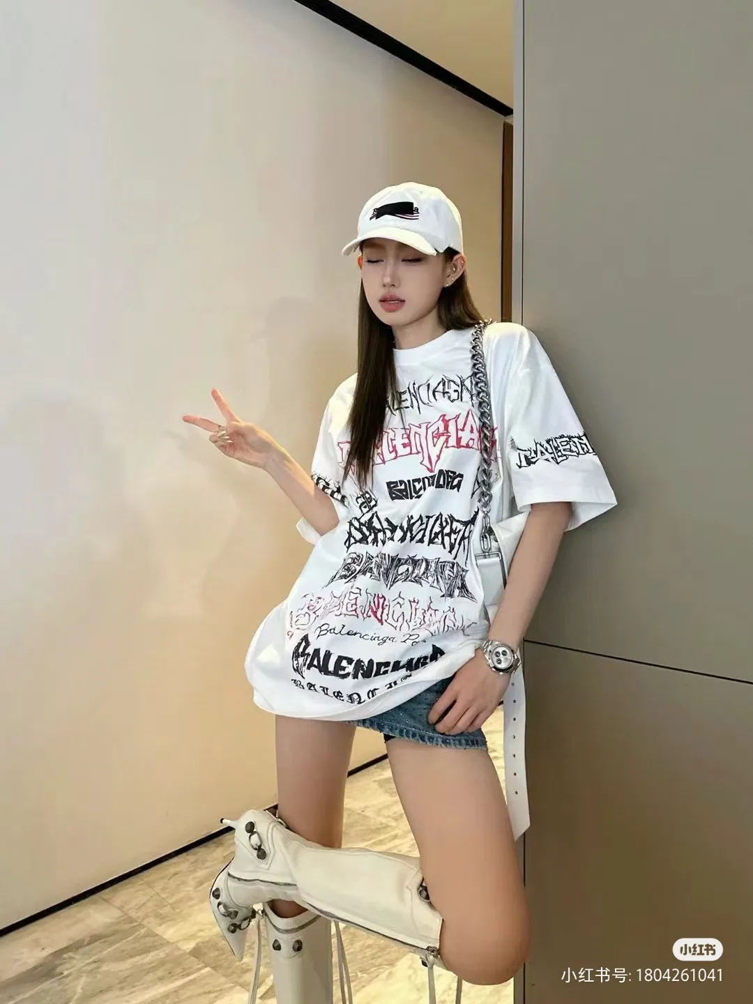 🎀Hot model pictures🎀The top tested version of Balenciaga/Balenciaga 24SS Year of the Dragon hand-painted graffiti logo full-print short-sleeved T-shirt everyone has been waiting for! The Year of the Dragon limited edition is finally available! The fabric is made of 16-count single combed compact spun 250g thickened plain weave fabric, washed and dyed on the panel. The front and rear left and right sleeve patterns are all made using an elliptical machine direct injection process. After scanning the pattern, the details of the panel are adjusted manually. Then use large cloth to repeatedly adjust the pattern on the board. The printing is delicate and neat. The ready-made garments are washed softly to ensure no shrinkage. Double-pressing technology is used. The pattern part uses graffiti-style Gothic fonts. The pattern effect is fully restored. The double-layer stitching on the back collar is firm and tight. The double-chain routing on the shoulders. The hem is tightened tightly. The fabric is full of drape. The pattern is consistent. Customized and numbered washing. Only every detail is presented to customers. Size: S-XL P:280