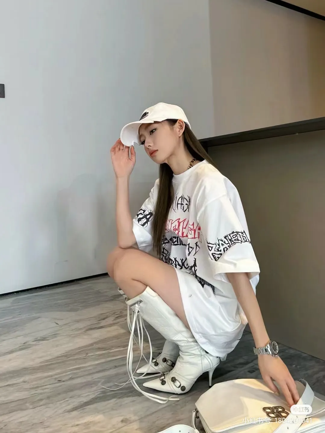 🎀Hot model pictures🎀The top tested version of Balenciaga/Balenciaga 24SS Year of the Dragon hand-painted graffiti logo full-print short-sleeved T-shirt everyone has been waiting for! The Year of the Dragon limited edition is finally available! The fabric is made of 16-count single combed compact spun 250g thickened plain weave fabric, washed and dyed on the panel. The front and rear left and right sleeve patterns are all made using an elliptical machine direct injection process. After scanning the pattern, the details of the panel are adjusted manually. Then use large cloth to repeatedly adjust the pattern on the board. The printing is delicate and neat. The ready-made garments are washed softly to ensure no shrinkage. Double-pressing technology is used. The pattern part uses graffiti-style Gothic fonts. The pattern effect is fully restored. The double-layer stitching on the back collar is firm and tight. The double-chain routing on the shoulders. The hem is tightened tightly. The fabric is full of drape. The pattern is consistent. Customized and numbered washing. Only every detail is presented to customers. Size: S-XL P:280