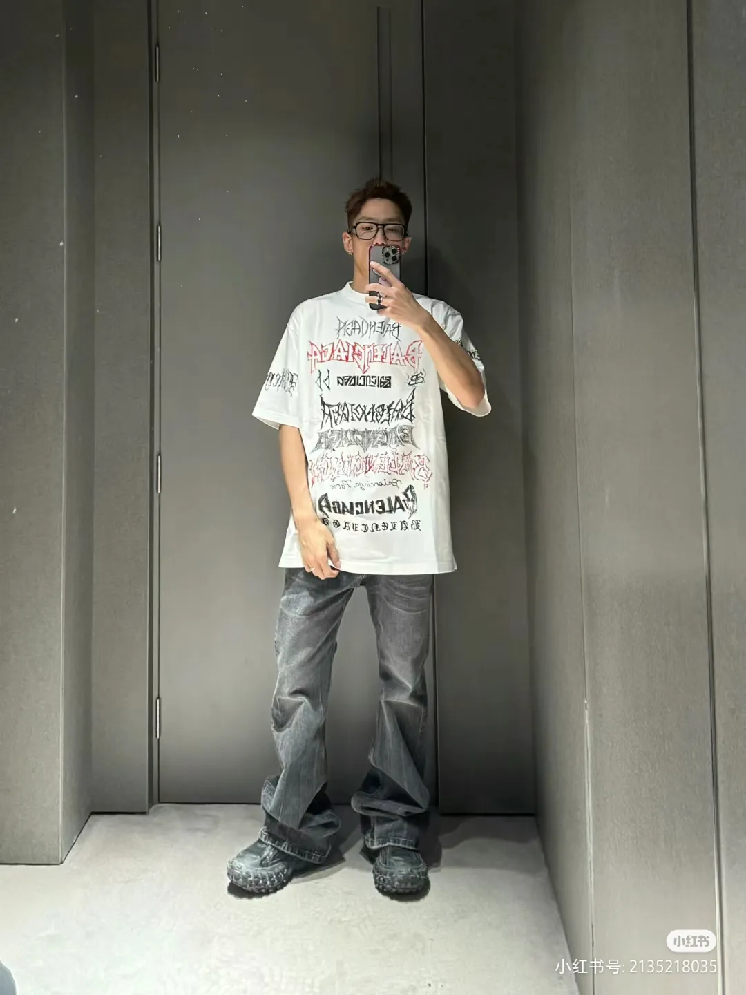 🎀Hot model pictures🎀The top tested version of Balenciaga/Balenciaga 24SS Year of the Dragon hand-painted graffiti logo full-print short-sleeved T-shirt everyone has been waiting for! The Year of the Dragon limited edition is finally available! The fabric is made of 16-count single combed compact spun 250g thickened plain weave fabric, washed and dyed on the panel. The front and rear left and right sleeve patterns are all made using an elliptical machine direct injection process. After scanning the pattern, the details of the panel are adjusted manually. Then use large cloth to repeatedly adjust the pattern on the board. The printing is delicate and neat. The ready-made garments are washed softly to ensure no shrinkage. Double-pressing technology is used. The pattern part uses graffiti-style Gothic fonts. The pattern effect is fully restored. The double-layer stitching on the back collar is firm and tight. The double-chain routing on the shoulders. The hem is tightened tightly. The fabric is full of drape. The pattern is consistent. Customized and numbered washing. Only every detail is presented to customers. Size: S-XL P:280
