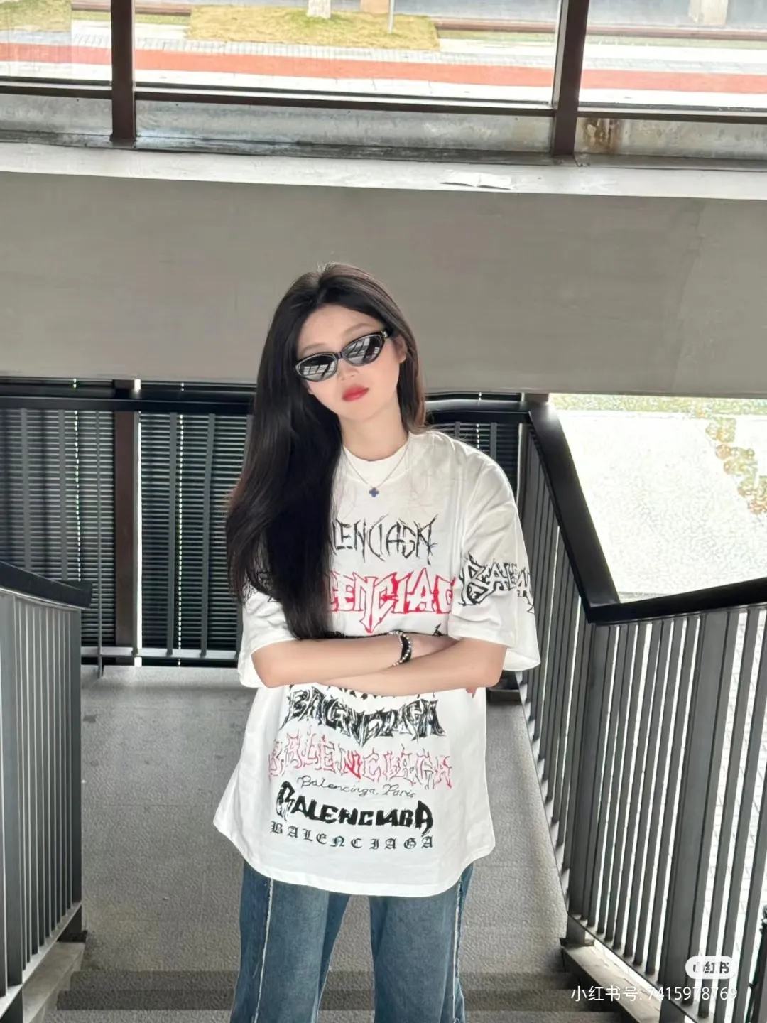 🎀Hot model pictures🎀The top tested version of Balenciaga/Balenciaga 24SS Year of the Dragon hand-painted graffiti logo full-print short-sleeved T-shirt everyone has been waiting for! The Year of the Dragon limited edition is finally available! The fabric is made of 16-count single combed compact spun 250g thickened plain weave fabric, washed and dyed on the panel. The front and rear left and right sleeve patterns are all made using an elliptical machine direct injection process. After scanning the pattern, the details of the panel are adjusted manually. Then use large cloth to repeatedly adjust the pattern on the board. The printing is delicate and neat. The ready-made garments are washed softly to ensure no shrinkage. Double-pressing technology is used. The pattern part uses graffiti-style Gothic fonts. The pattern effect is fully restored. The double-layer stitching on the back collar is firm and tight. The double-chain routing on the shoulders. The hem is tightened tightly. The fabric is full of drape. The pattern is consistent. Customized and numbered washing. Only every detail is presented to customers. Size: S-XL P:280