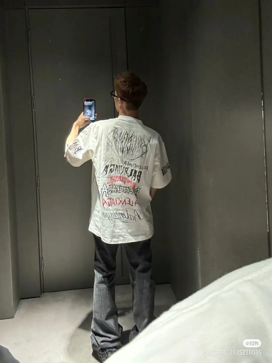 🎀Hot model pictures🎀The top tested version of Balenciaga/Balenciaga 24SS Year of the Dragon hand-painted graffiti logo full-print short-sleeved T-shirt everyone has been waiting for! The Year of the Dragon limited edition is finally available! The fabric is made of 16-count single combed compact spun 250g thickened plain weave fabric, washed and dyed on the panel. The front and rear left and right sleeve patterns are all made using an elliptical machine direct injection process. After scanning the pattern, the details of the panel are adjusted manually. Then use large cloth to repeatedly adjust the pattern on the board. The printing is delicate and neat. The ready-made garments are washed softly to ensure no shrinkage. Double-pressing technology is used. The pattern part uses graffiti-style Gothic fonts. The pattern effect is fully restored. The double-layer stitching on the back collar is firm and tight. The double-chain routing on the shoulders. The hem is tightened tightly. The fabric is full of drape. The pattern is consistent. Customized and numbered washing. Only every detail is presented to customers. Size: S-XL P:280