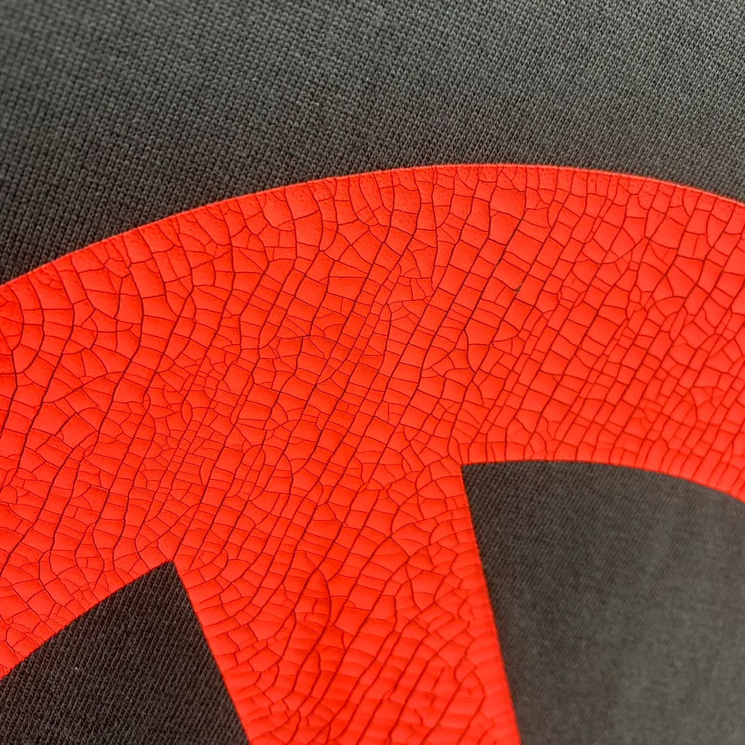 The top tested version of BALENCIAGA burst letter print. LOGO logo printing is exquisitely upgraded. High version of short-sleeved T-shirt. Original fabric. Official same style. Short-sleeved T-shirt. Washed 310g. Pure cotton fabric. Very comfortable to the touch. The latest brick cabinet for spring and summer. Super versatile and good-looking. Very suitable for both men and women. A must-have. Tag. Collar label. Washed wheat. Complete with three labels. Color: White. Black. Size: XS~L P:290.