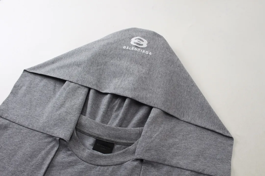 🅿️260 real photos [Top version. Official website quality] BALENCI*GA/Paris #2024 new style fake two-piece hooded embroidered short-sleeved T-shirt #2024 spring and summer brick cabinet synchronization. Welcome to compare. Hooded and sleeved. Super fashionable. The fabric is made of Paris ZP custom-woven and dyed cotton double yarn. The weight is 260 grams. The cloth surface is clean. The cloth pattern is clear, soft and comfortable. The threads are dyed with no color difference. The classic LOGO is embroidered with imported Tajima embroidery machine. The letters are clear and the effect is three-dimensional. Ready-to-wear hand-painted graffiti distressed. Extra heavy craftsmanship. Restore the brick cabinet, adopt the OS loose shoulder style. Same style for men and women. Code: BL225051 Color: black, floral gray Size: XS S M L